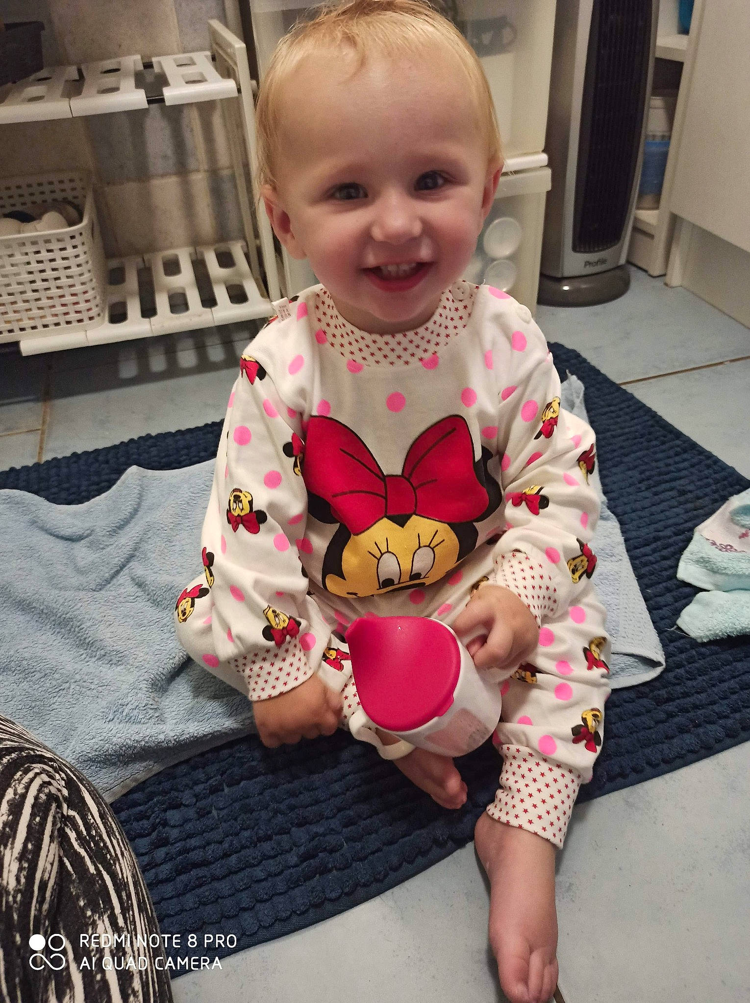 Youssera a rejoint le concours — aidez-le/la à gagner de superbes lots ! baby, baby_toddler_clothing, child, dress, head, joy, person, play, sitting, skin, sleeve, toddler