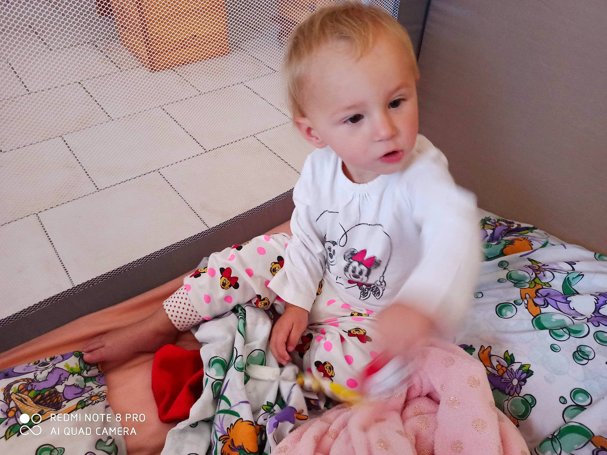 Youssera a rejoint le concours — aidez-le/la à gagner de superbes lots ! baby, baby_toddler_clothing, barefoot, child, comfort, ear, foot, linens, nightwear, pajamas, person, pink, play, toddler