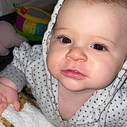 Emma a rejoint le concours — aidez-le/la à gagner de superbes lots ! baby, child, face, hoodie, polka_dot, blanket, soft_toy, curious, indoor, close_up, infant, cute, young_child, person, portrait, warm_clothing, baby_toy, crawling, expression, home