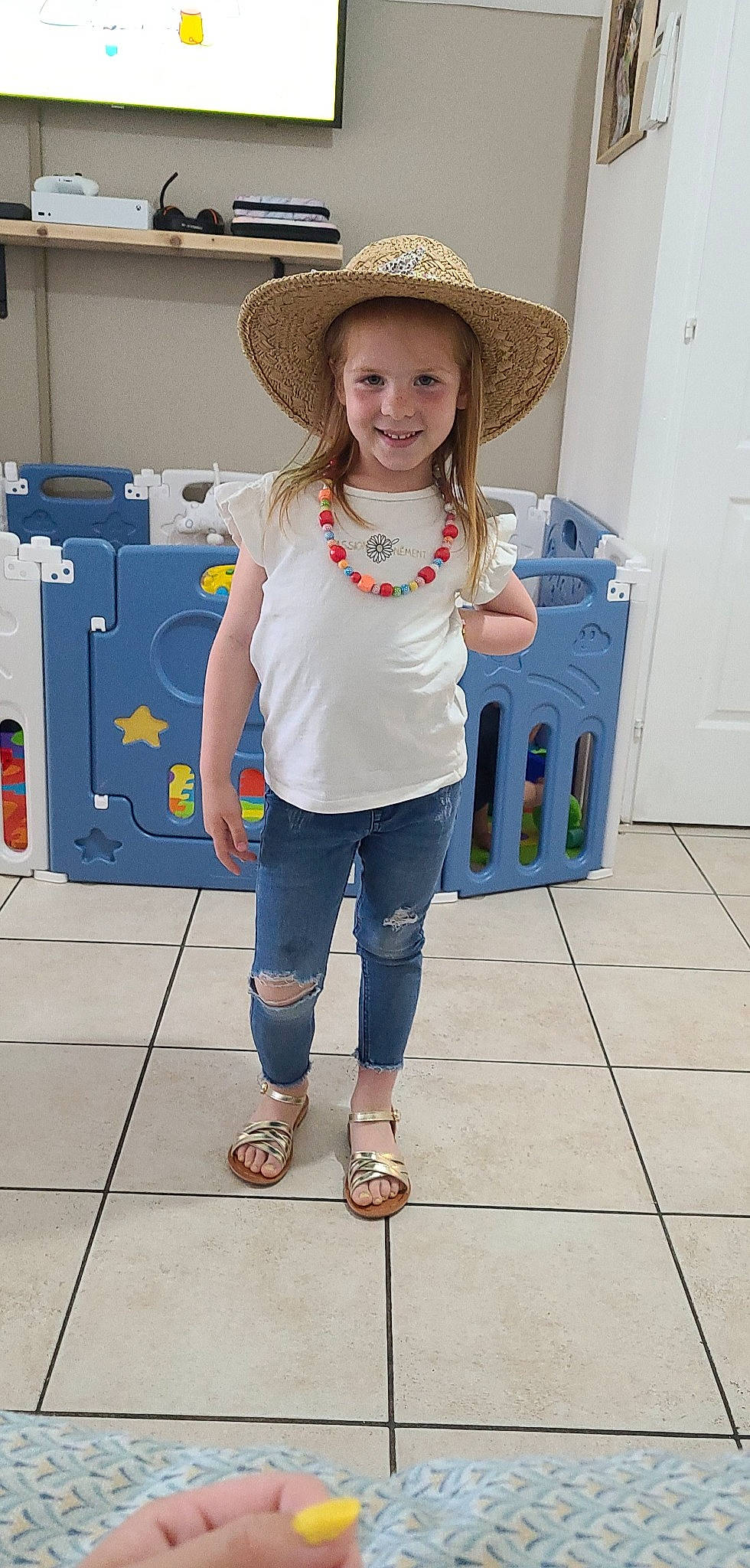 Lilie a rejoint le concours — aidez-le/la à gagner de superbes lots ! bag, child, cowboy_hat, denim, electric_blue, fashion_design, flooring, fun, hat, joint, joy, luggage_and_bags, person, shoe, shoulder, snapshot, standing, street_fashion, sun_hat, thigh