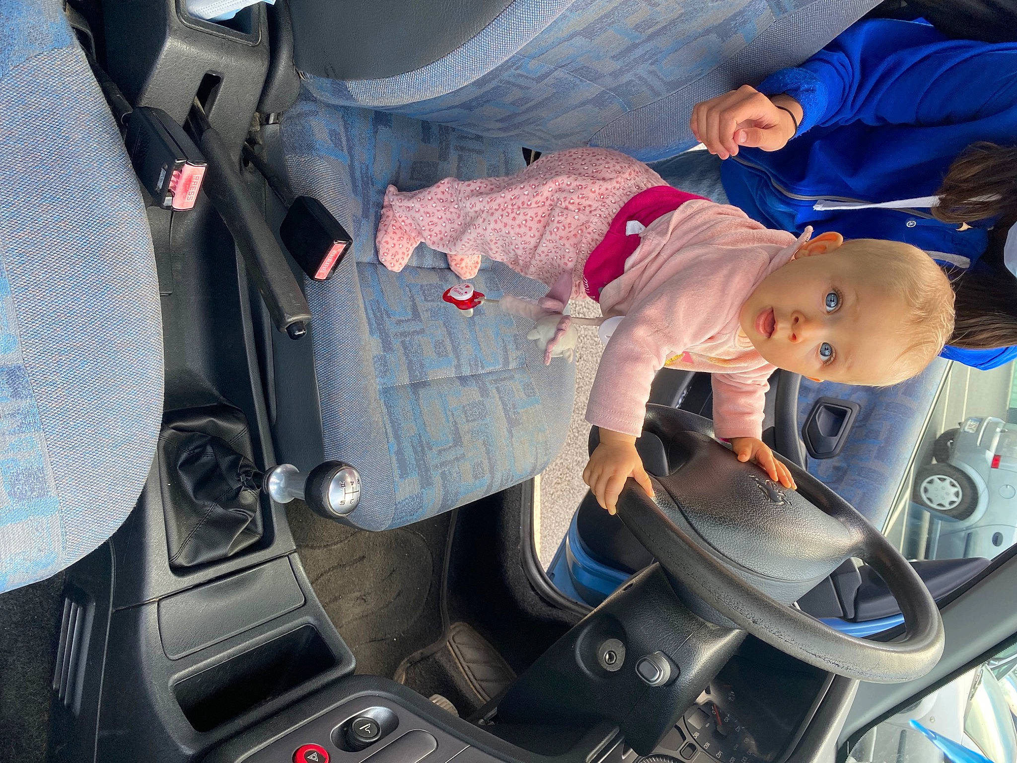 Lyah a rejoint le concours — aidez-le/la à gagner de superbes lots ! auto_part, automotive_design, automotive_exterior, automotive_tire, baby, baby_carriage, bumper, car, car_seat, electric_blue, motor_vehicle, person, personal_luxury_car, product, smile, steering_wheel, surprise, toddler, trunk, vehicle