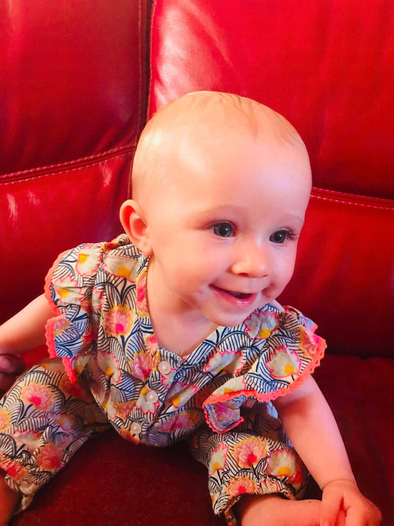 Lyah a rejoint le concours — aidez-le/la à gagner de superbes lots ! baby, baby_toddler_clothing, cheek, child, comfort, finger, flooring, happy, head, lip, mouth, orange, person, pink, red, skin, sleeve, smile, textile, toddler