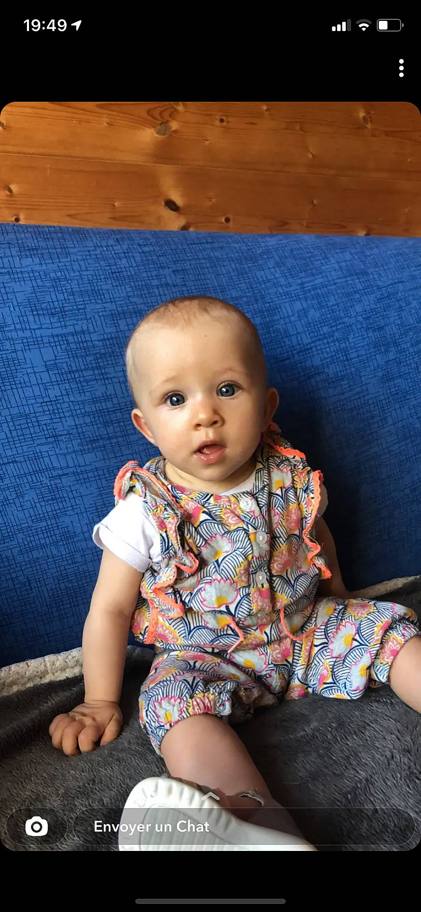 Lyah a rejoint le concours — aidez-le/la à gagner de superbes lots ! baby, baby_toddler_clothing, blue, cheek, child, chin, electric_blue, flash_photography, flooring, fun, happy, human_leg, iris, pattern, person, portrait_photography, sitting, skin, sleeve, toddler