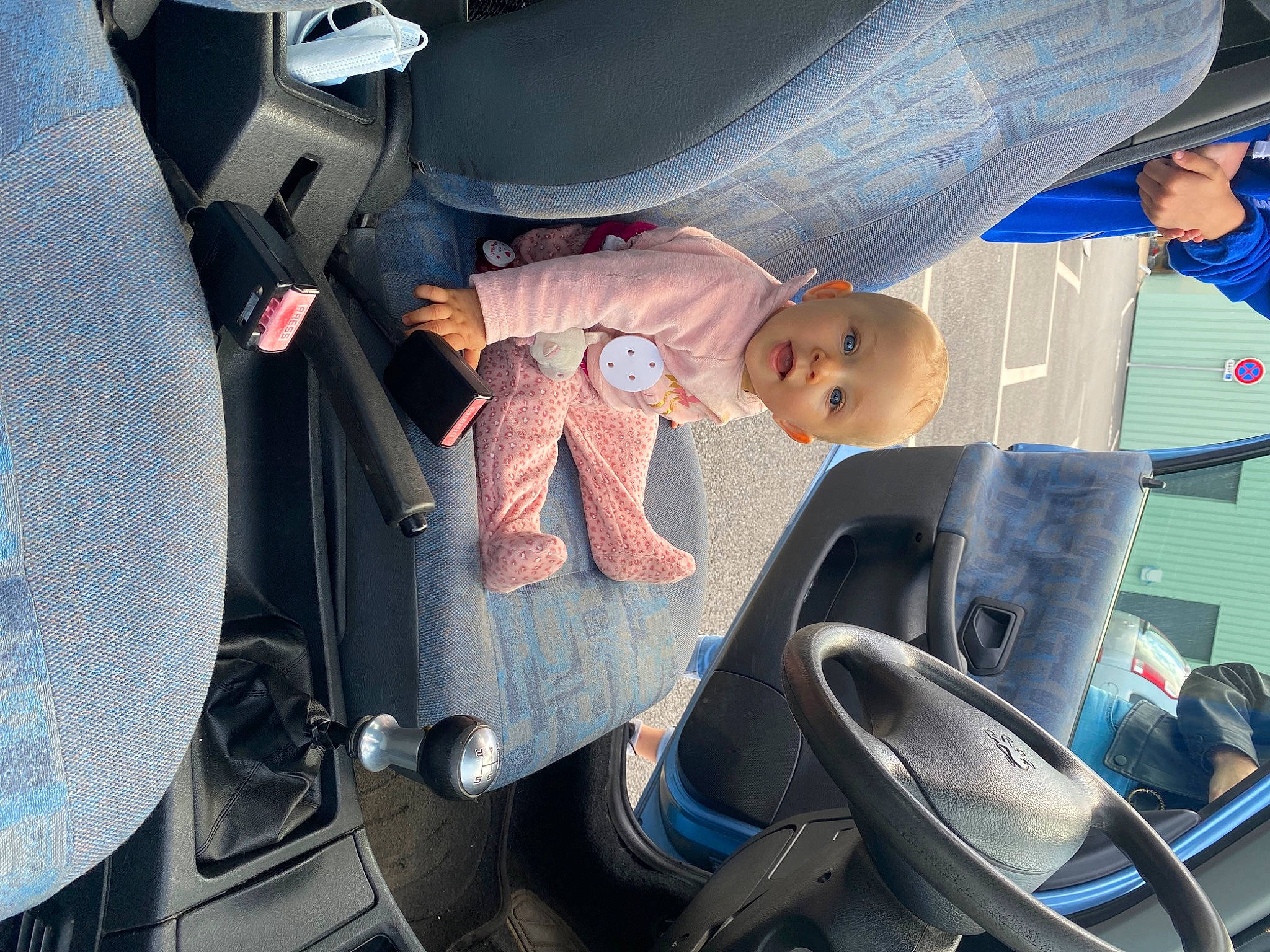 Lyah participe au concours pour gagner de l'argent avec cette photo : auto_part, automotive_design, automotive_exterior, automotive_lighting, automotive_tire, automotive_wheel_system, bumper, hat, headgear, light, mode_of_transport, motor_vehicle, person, product, smile, toddler, trunk, vehicle, vehicle_door, wheel