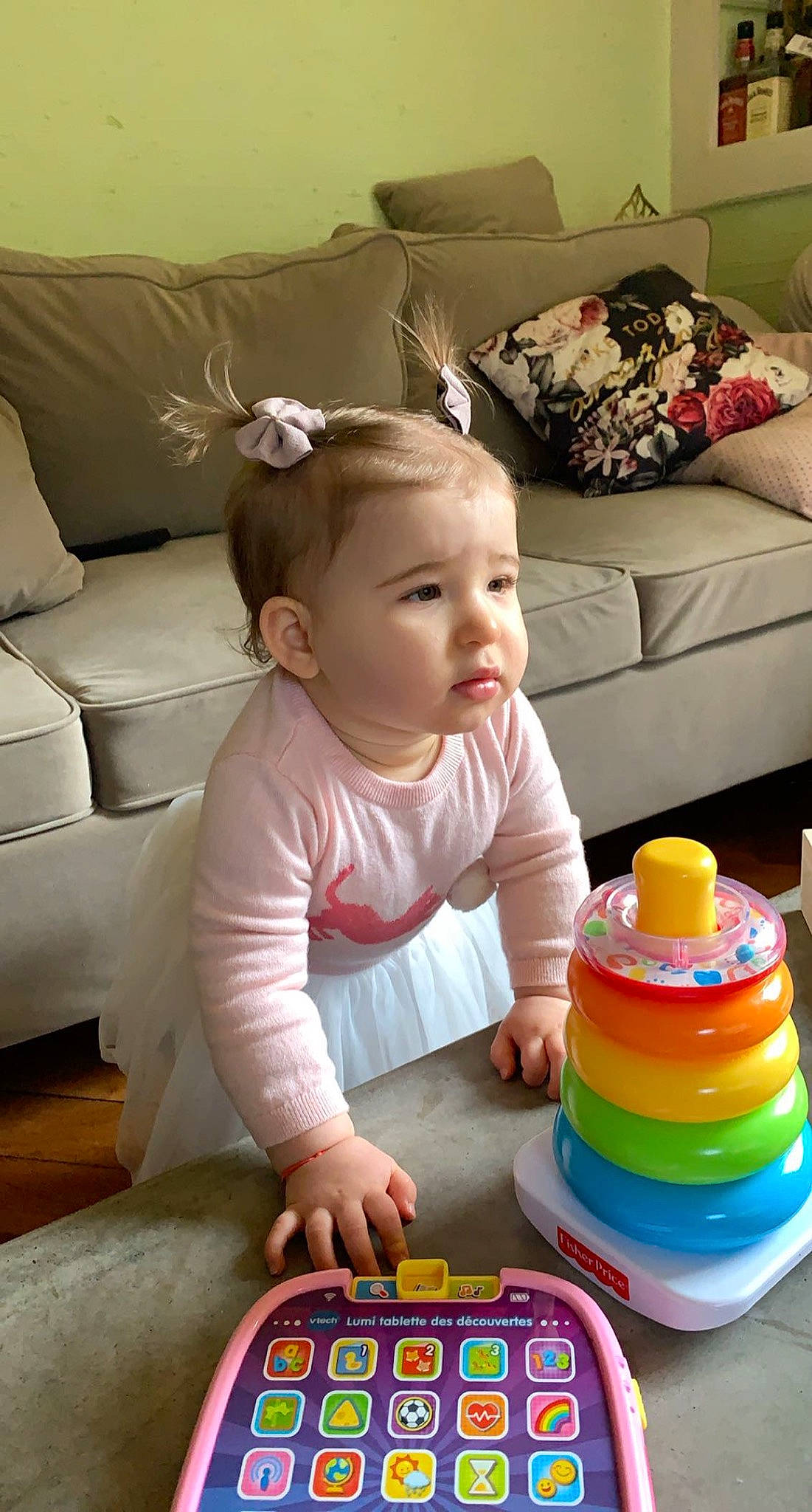 Angelina a rejoint le concours — aidez-le/la à gagner de superbes lots ! baby, baby_playing_with_toys, baby_products, baby_toddler_clothing, buttercream, cake_decorating, cake_decorating_supply, child, comfort, couch, flooring, fun, icing, person, pink, product, sitting, studio_couch, sugar_cake, sugar_paste