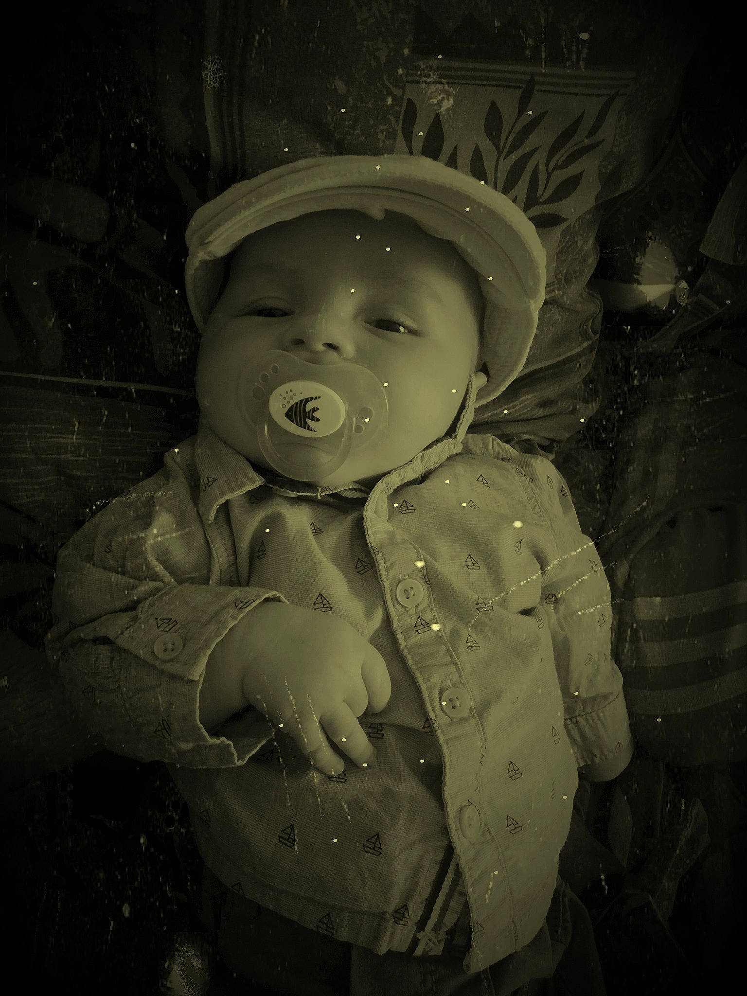 Marius a rejoint le concours — aidez-le/la à gagner de superbes lots ! art, black_and_white, costume_hat, cowboy_hat, darkness, fedora, flash_photography, gesture, happy, hat, headgear, human_body, monochrome, monochrome_photography, person, smile, space, style, sun_hat, tints_and_shades