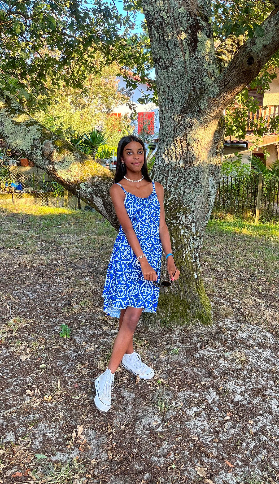 Mélanie a rejoint le concours — aidez-le/la à gagner de superbes lots ! branch, day_dress, denim, dress, fashion_design, fawn, formal_wear, grass, happy, joy, long_hair, one_piece_garment, people_in_nature, person, plant, shoulder, sunlight, thigh, tree, trunk