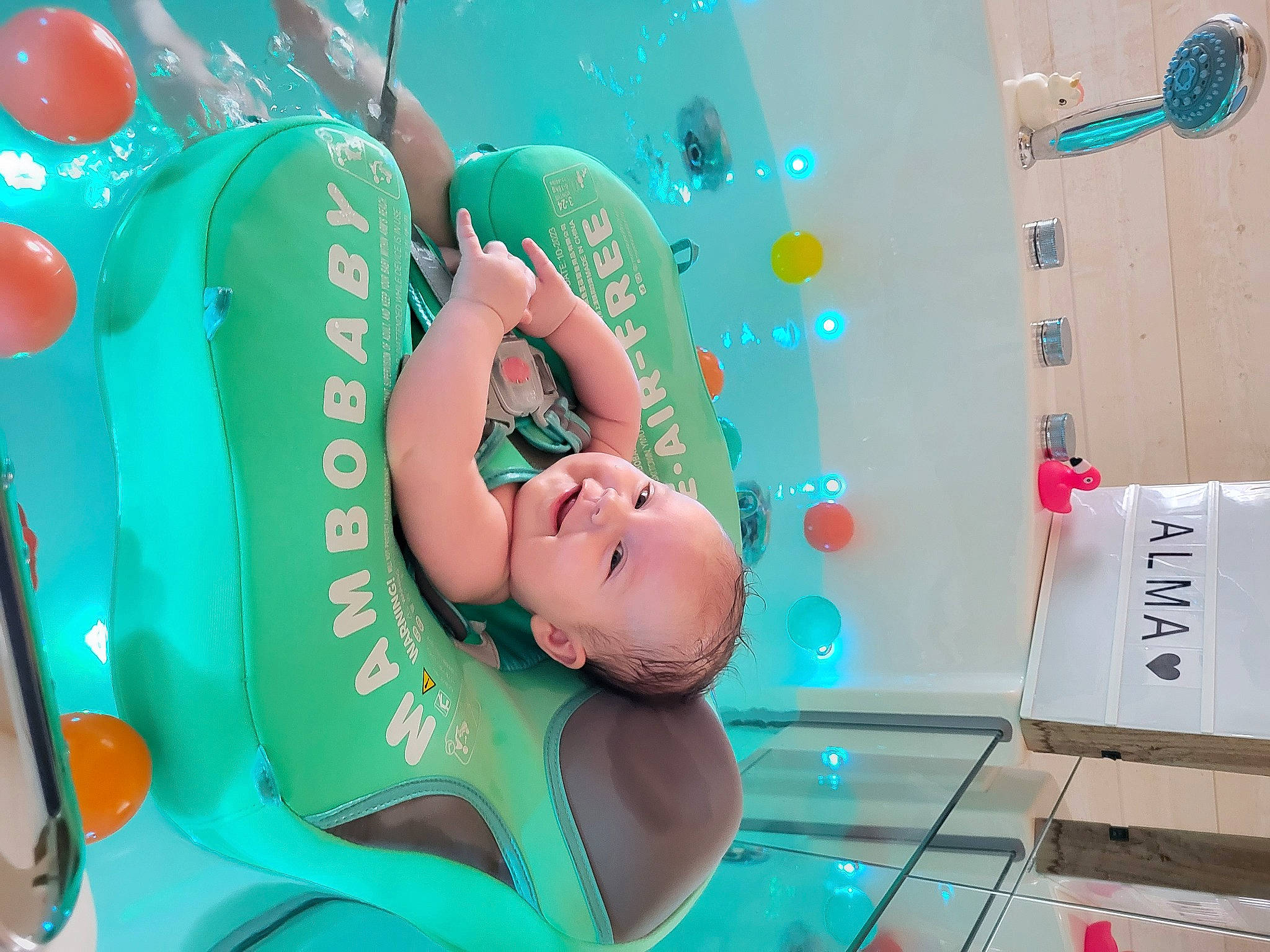 Alma participe au concours pour gagner de l'argent avec cette photo : animation, baby, baby_products, balloon, child, circle, design, event, finger, fun, happy, hat, leisure, party, party_supply, person, play, room, sweetness, toddler