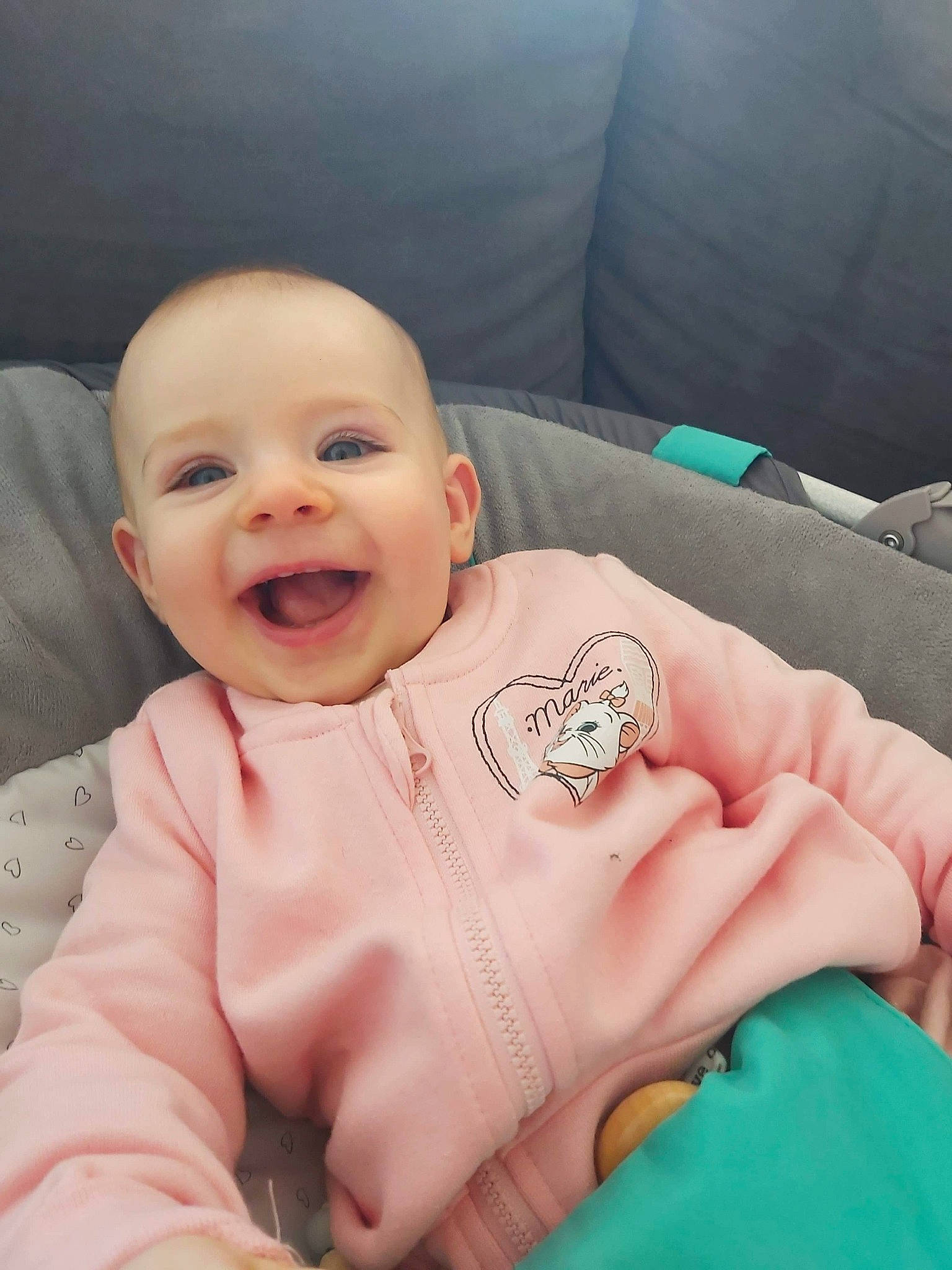 Méliana participe au concours pour gagner de l'argent avec cette photo : baby, birth, cheek, child, eye, face, facial_expression, finger, hand, happy, head, human, leg, mouth, muscle, nose, person, pink, skin, smile