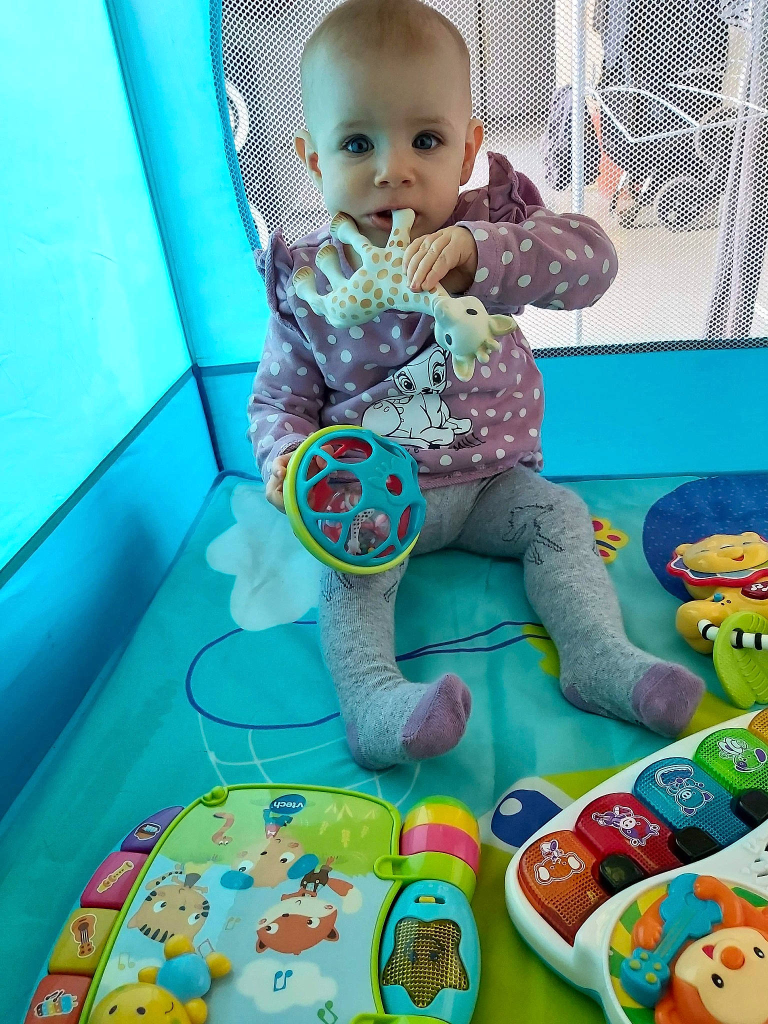 Méliana participe au concours pour gagner de l'argent avec cette photo : baby, baby_products, baby_toys, child, person, play, product, room, sitting, textile, toddler, toy