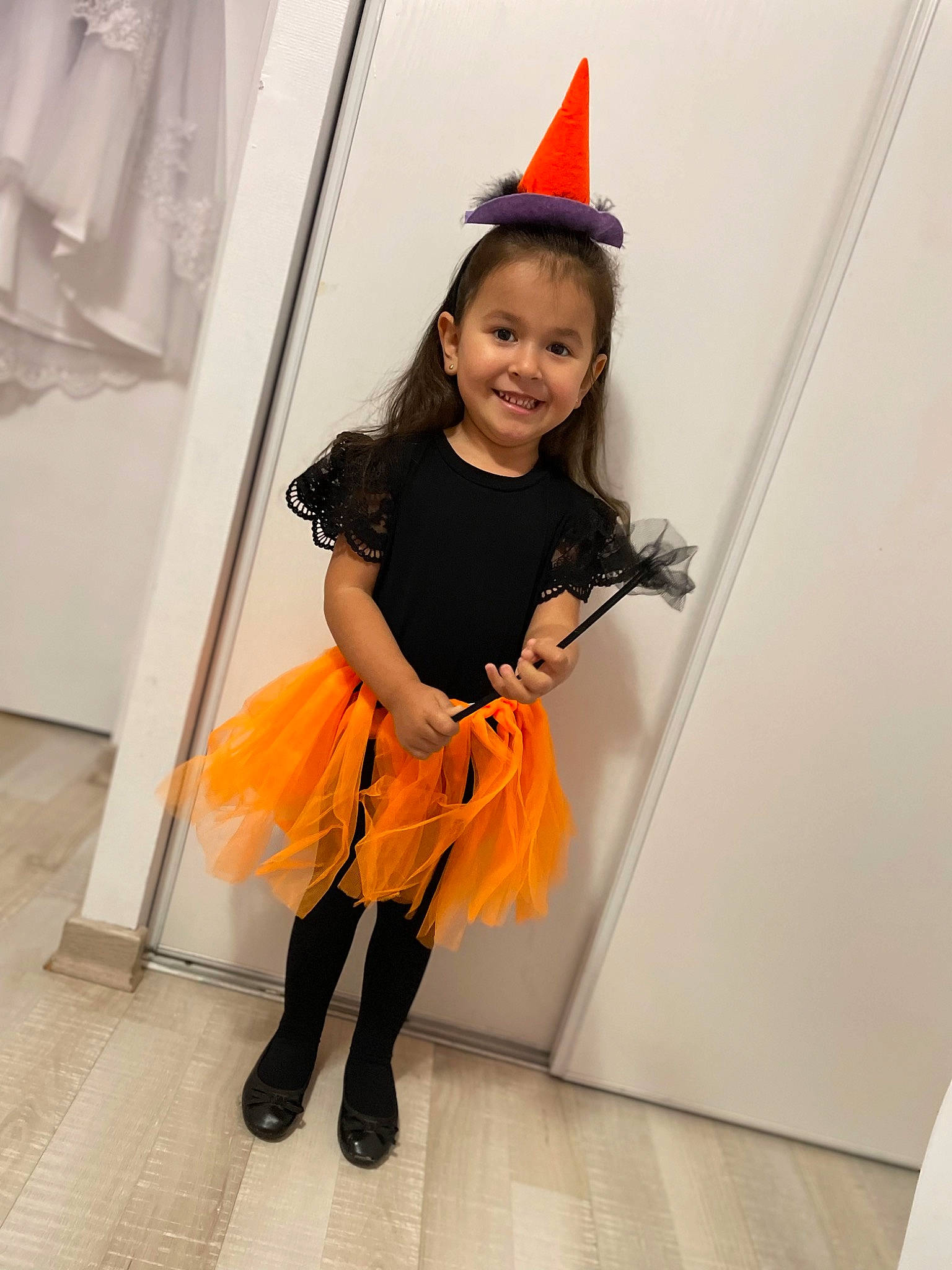 Maddy a rejoint le concours — aidez-le/la à gagner de superbes lots ! bag, blond, boot, costume_hat, dress, electric_blue, event, fashion_design, flooring, formal_wear, happy, human_leg, joy, knee, orange, party_hat, person, sleeve, smile, thigh