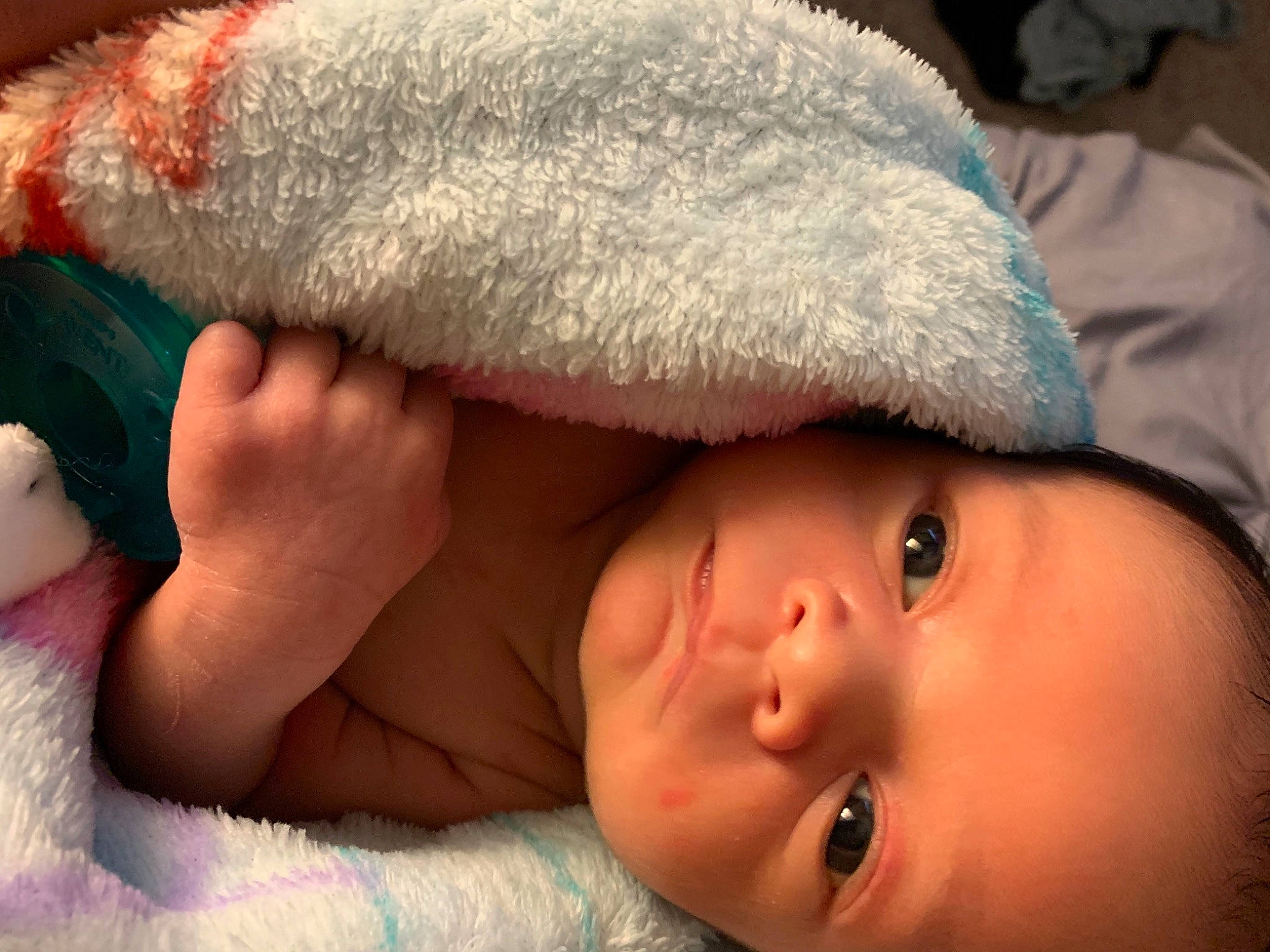 Makoa is registered to the contest to win money with this photo: arm, baby, comfort, eye, eyelash, face, gesture, hair, hairstyle, hand, head, headgear, human_body, lip, mammal, mouth, muscle, nose, person, skin