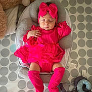 Bonnie a rejoint le concours — aidez-le/la à gagner de superbes lots ! baby, sleeping, pink_clothing, headband, bow, baby_seat, cushion, polka_dot, floor, child, infant, resting, cute, adorable, soft_lighting, indoor, toddler, peaceful, fabric, textile