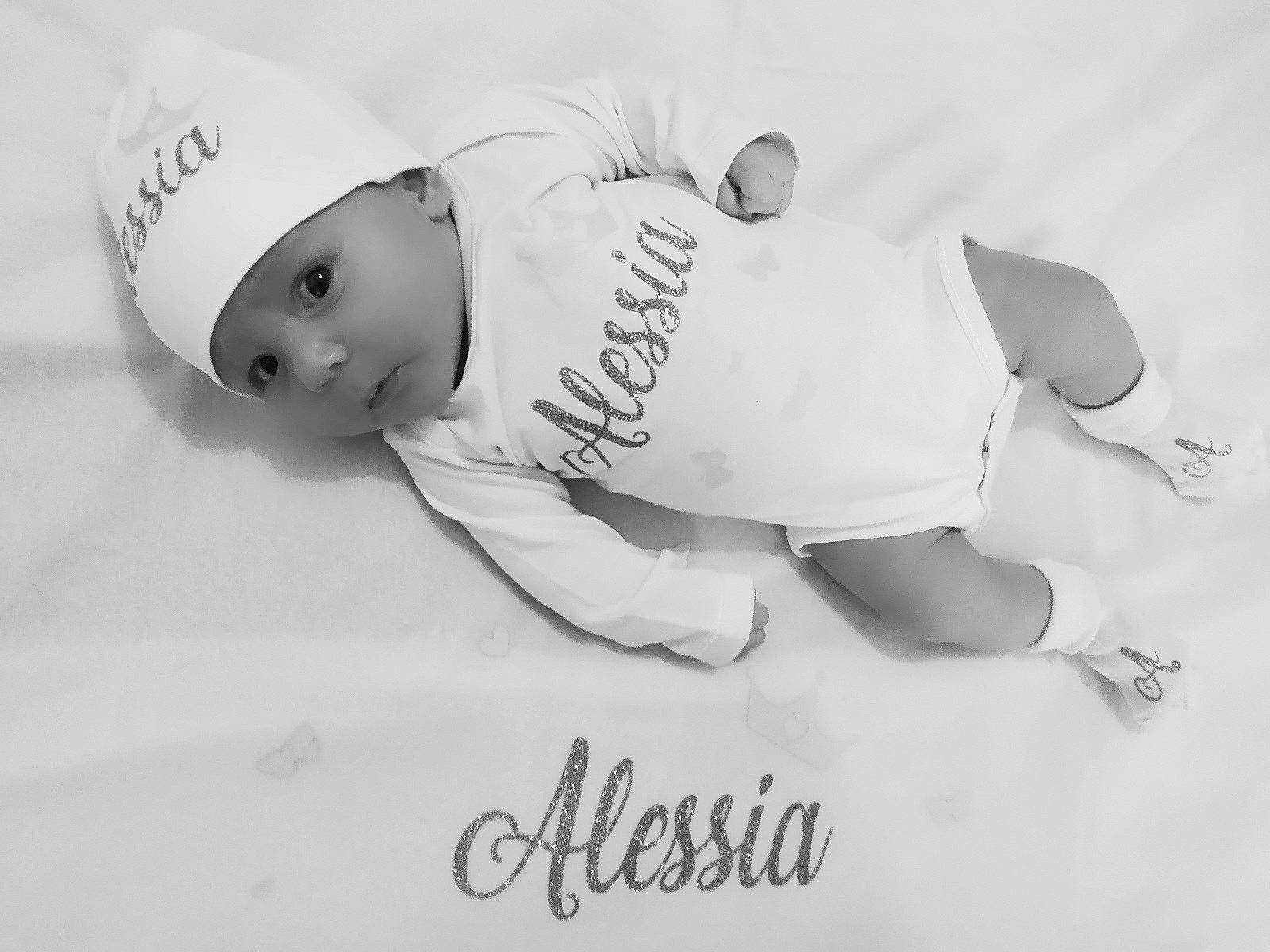 Alessia participe au concours pour gagner de l'argent avec cette photo : baby, baby_toddler_clothing, black_and_white, child, font, headwear, person, photograph, photography, white