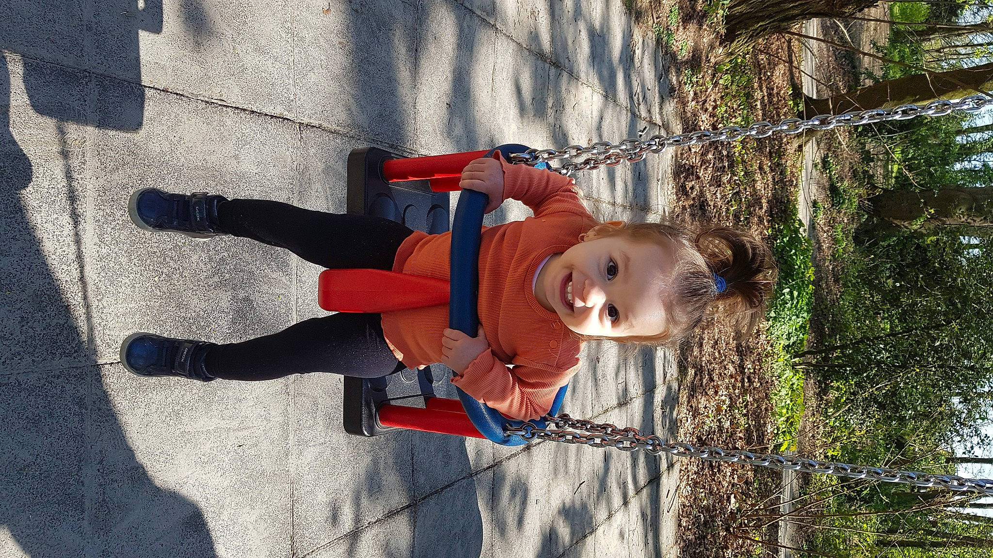 Ines a rejoint le concours — aidez-le/la à gagner de superbes lots ! carmine, child, concrete, costume, electric_blue, eyewear, fence, fun, grass, happy, hat, joy, leisure, pattern, person, plant, recreation, shadow, smile, toddler