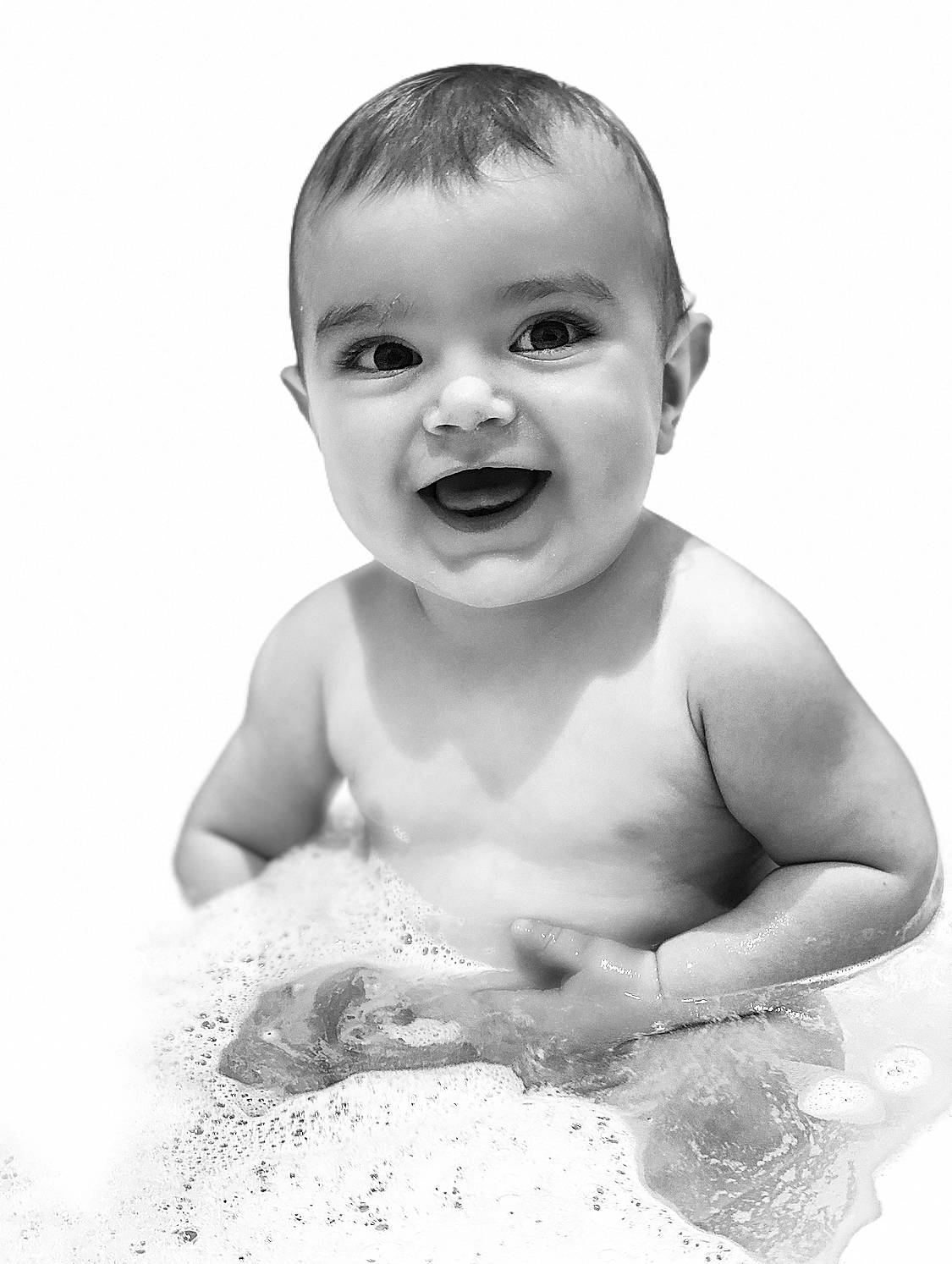 Nino a rejoint le concours — aidez-le/la à gagner de superbes lots ! baby, cheek, eye, eyebrow, face, flash_photography, gesture, hair, happy, head, human_body, iris, jaw, lip, mouth, muscle, neck, nose, person, skin