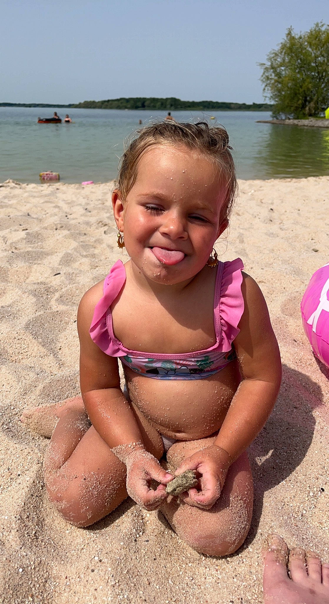 Tchency participe au concours pour gagner de l'argent avec cette photo : beach, child, fun, happy, human, joy, leg, leisure, mammal, mouth, people, people_on_beach, person, pink, sand, skin, sky, smile, summer, swimwear