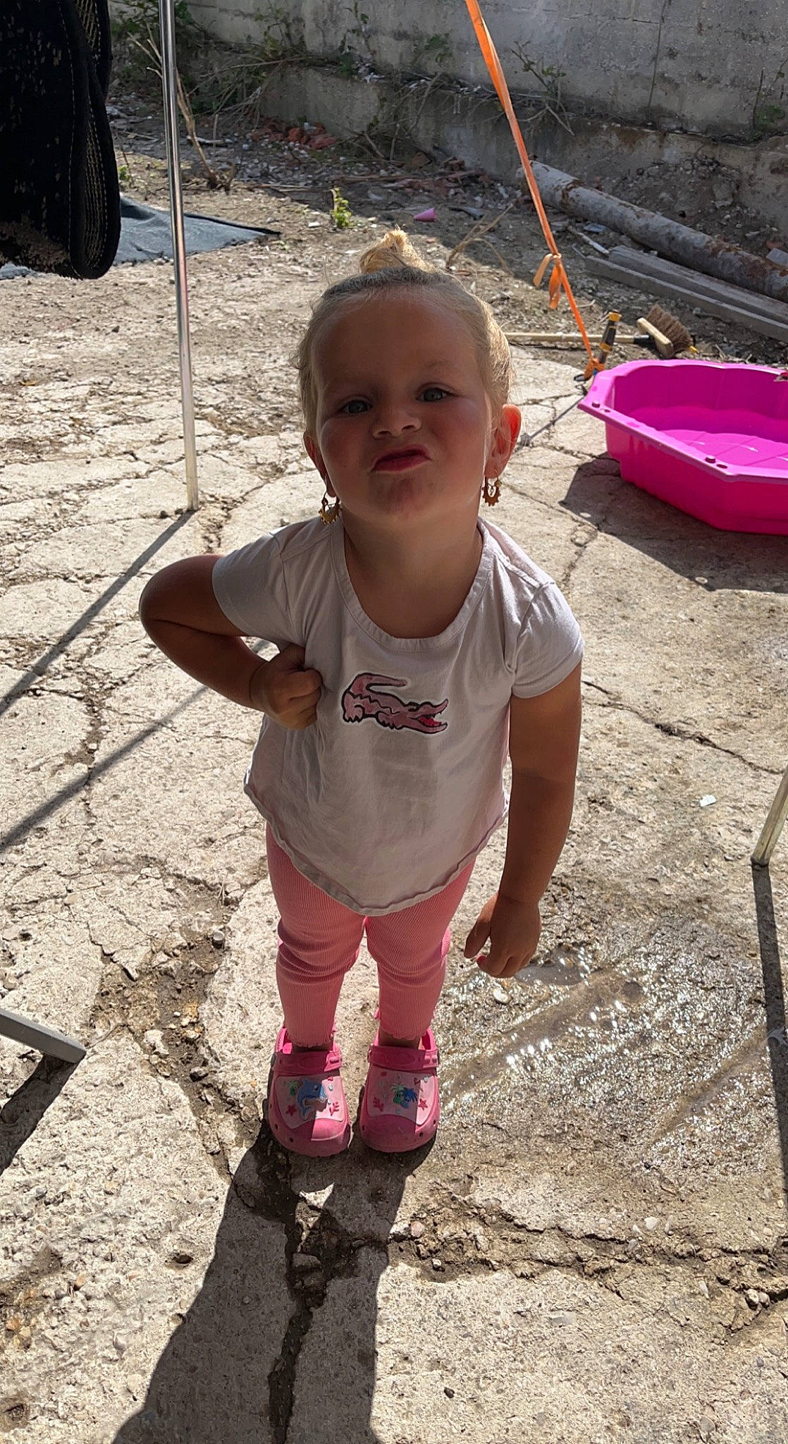 Tchency a rejoint le concours — aidez-le/la à gagner de superbes lots ! asphalt, automotive_tire, baby_toddler_clothing, child, city, concrete, face, fun, grass, head, leisure, magenta, outdoor_play_equipment, person, pink, recreation, sock, soil, t_shirt, tire