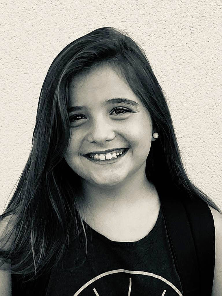 Zoé a rejoint le concours — aidez-le/la à gagner de superbes lots ! blond, eye, eyebrow, eyelash, facial_expression, flash_photography, gesture, hair, hairstyle, happy, head, iris, jaw, joy, lip, long_hair, monochrome, monochrome_photography, person, smile