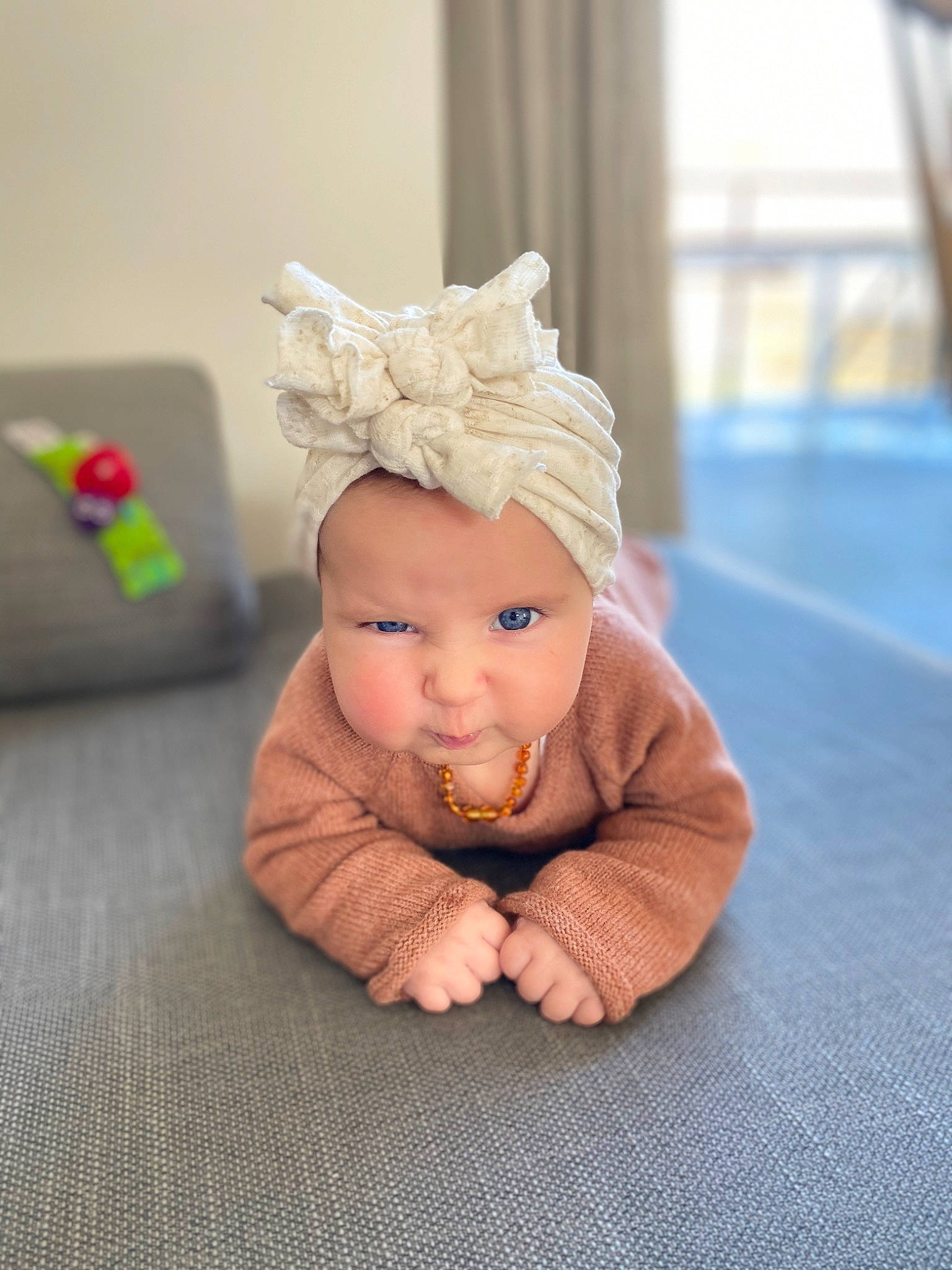 Félicie participe au concours pour gagner de l'argent avec cette photo : baby, baby_products, baby_toddler_clothing, beanie, bonnet, costume_accessory, costume_hat, craft, crown, hair_accessory, headband, headgear, headpiece, headwear, person