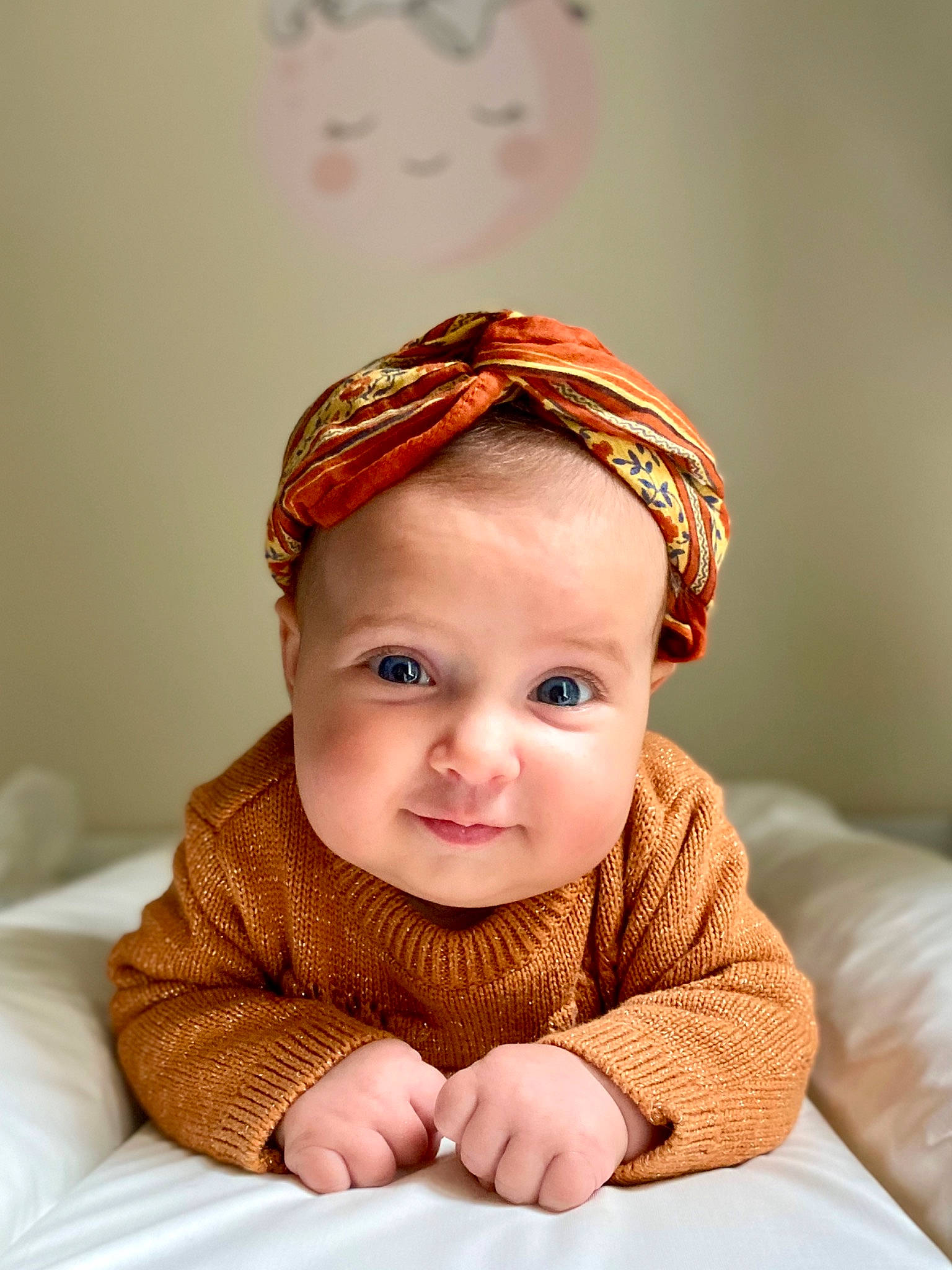 Félicie a rejoint le concours — aidez-le/la à gagner de superbes lots ! baby, baby_toddler_clothing, cheek, chin, comfort, eye, eyebrow, fashion_accessory, flash_photography, happy, head, headgear, iris, lip, person, sitting, skin, sleeve, smile, toddler