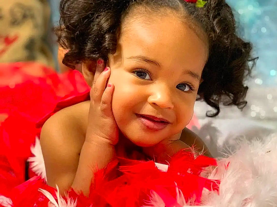 Shaïna participe au concours pour gagner de l'argent avec cette photo : chin, eye, eyebrow, eyelash, face, facial_expression, feather_boa, flash_photography, fun, gesture, hair, hairstyle, happy, human, iris, joy, lip, organ, person, skin