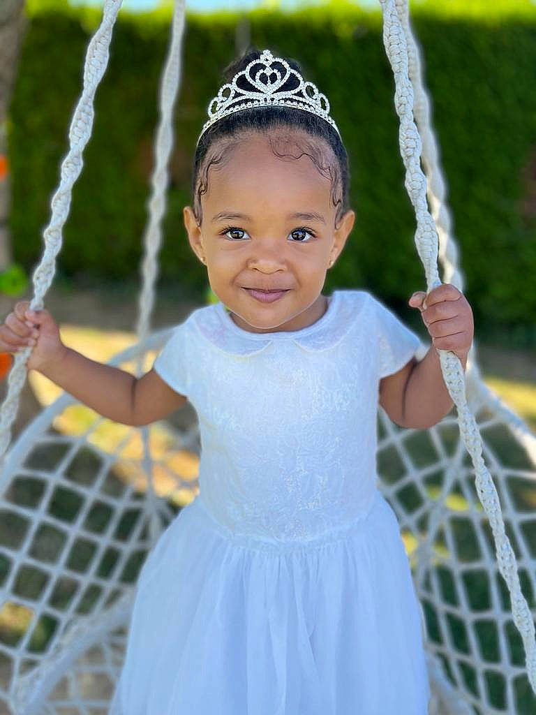 Shaïna participe au concours pour gagner de l'argent avec cette photo : baby_toddler_clothing, blue, child, electric_blue, facial_expression, fun, gesture, grass, happy, head, joy, leisure, people_in_nature, person, product, smile, snapshot, standing, summer, swing