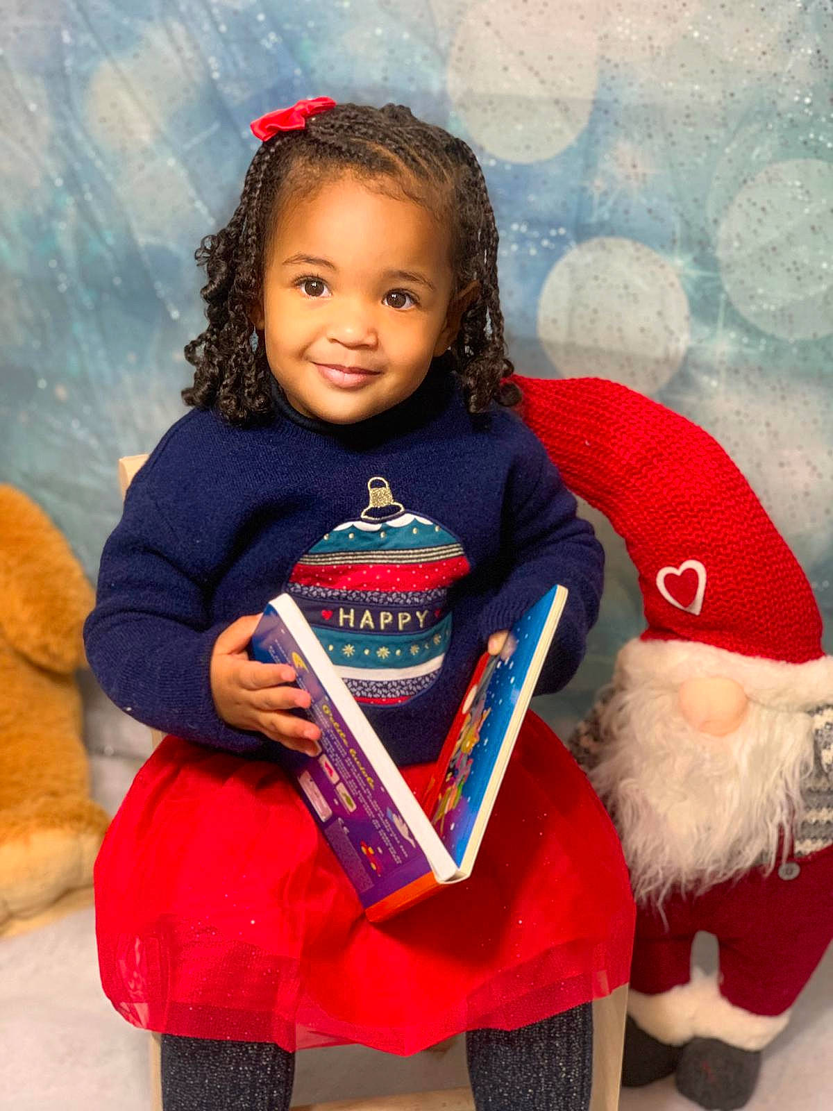 Shaïna a rejoint le concours — aidez-le/la à gagner de superbes lots ! beard, carmine, chin, electric_blue, event, eye, fun, hair, hairstyle, happy, head, human_body, joy, long_hair, person, santa_claus, sitting, sleeve, smile, standing