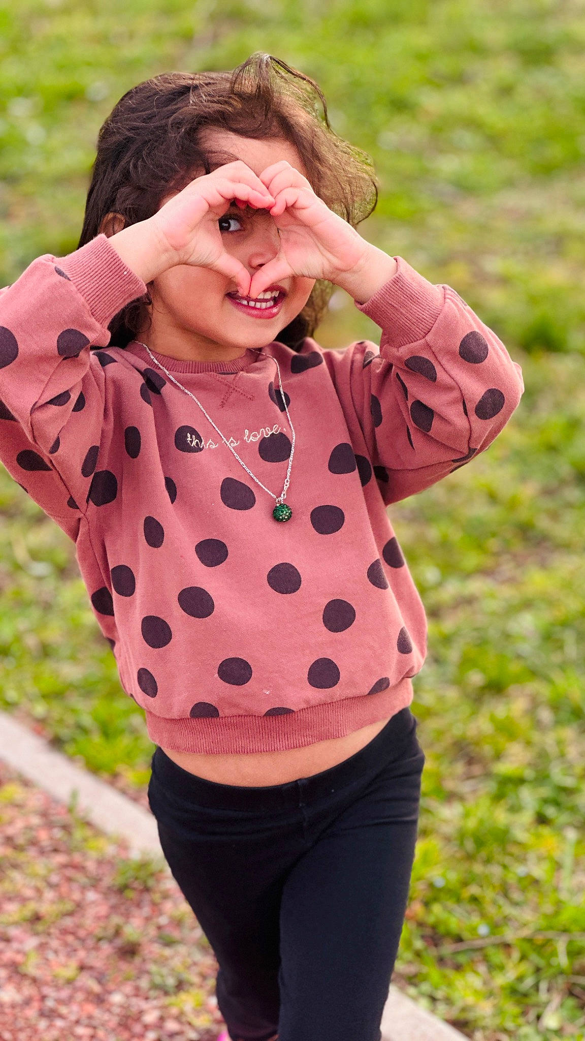 Cataleya participe au concours pour gagner de l'argent avec cette photo : facial_expression, finger, fun, gesture, grass, hand, happy, joy, leggings, leisure, magenta, outerwear, pattern, people_in_nature, person, pink, recreation, sleeve, smile, t_shirt