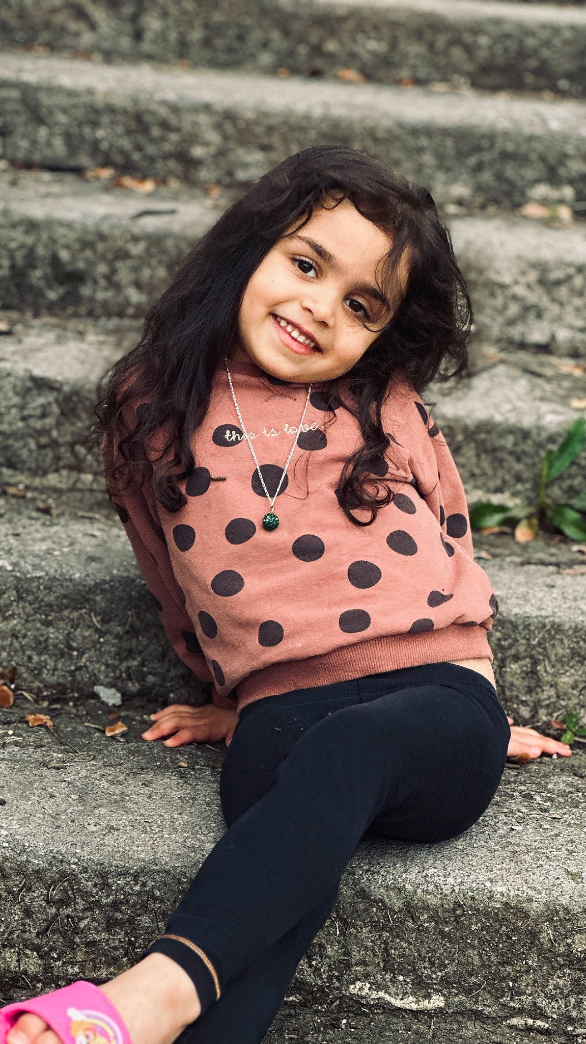 Cataleya participe au concours pour gagner de l'argent avec cette photo : child, clothing, eye, face, flash_photography, grass, hair, happy, head, joy, knee, lip, long_hair, pattern, people_in_nature, person, plant, sleeve, smile, thigh