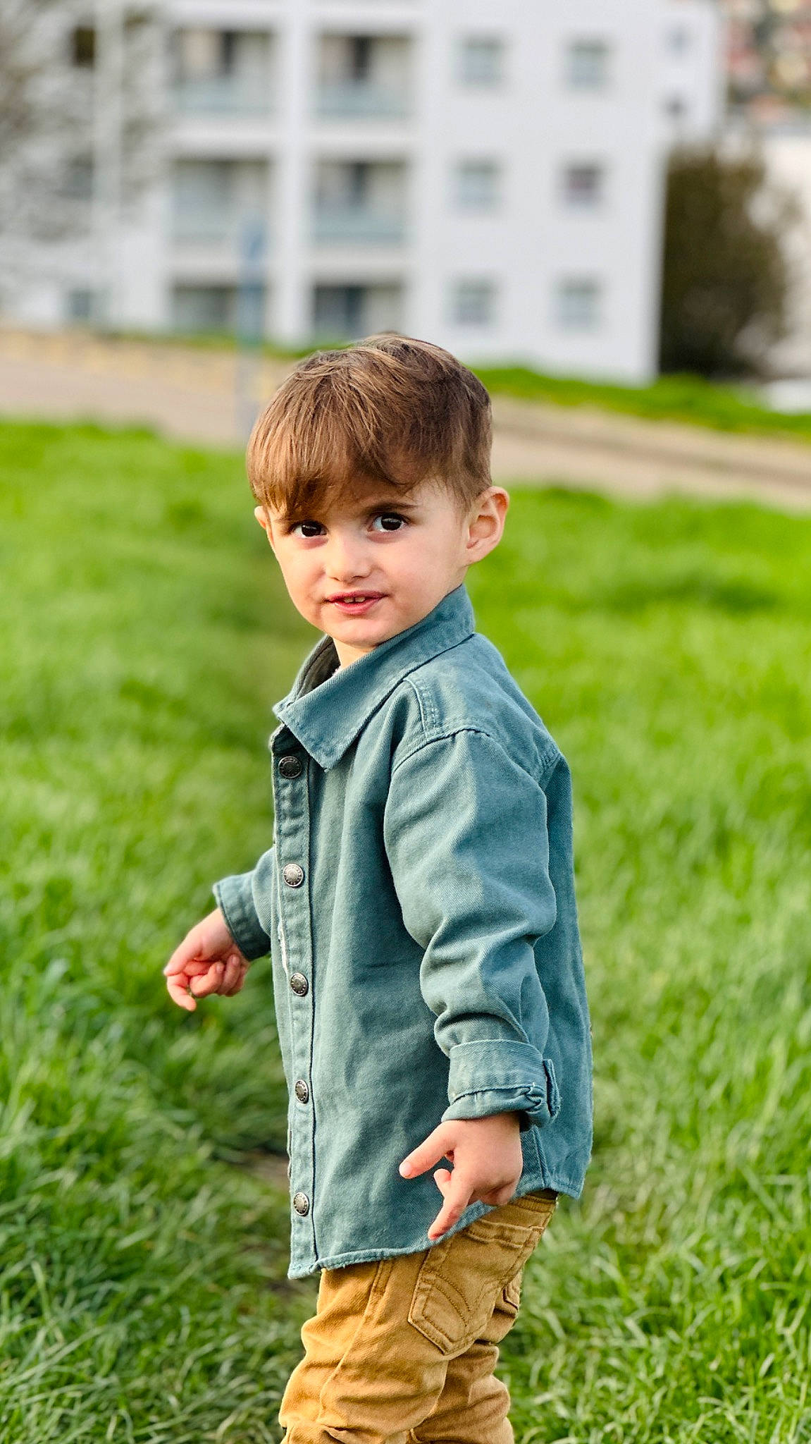 Matheo a rejoint le concours — aidez-le/la à gagner de superbes lots ! blond, child, dress_shirt, face, formal_wear, fun, grass, grassland, happy, lawn, leisure, outerwear, pattern, people_in_nature, person, plaid, plant, sleeve, standing, toddler
