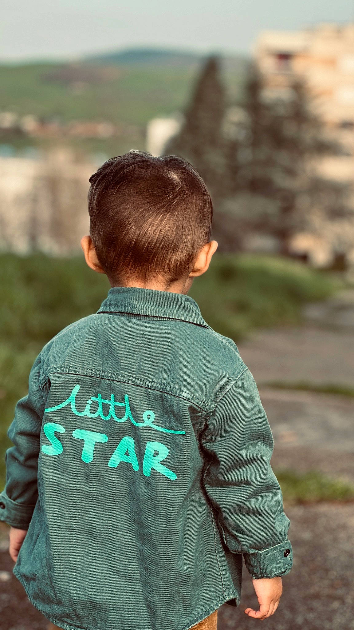 Matheo a rejoint le concours — aidez-le/la à gagner de superbes lots ! back, blond, brown_hair, child, denim, grass, hair, happy, hood, hoodie, leaf, leisure, people_in_nature, person, plant, sitting, sleeve, t_shirt, toddler, top