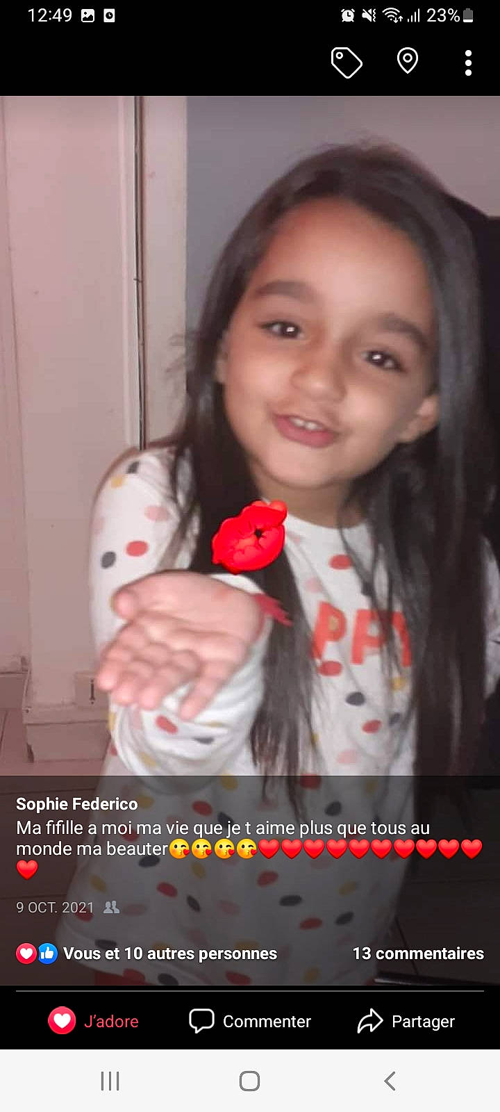 Zaza participe au concours pour gagner de l'argent avec cette photo : bangs, black_hair, brown_hair, carmine, cheek, child, christmas, event, flash_photography, fur, happy, human_body, jewellery, joy, lip, long_hair, person, skin, smile, stuffed_toy