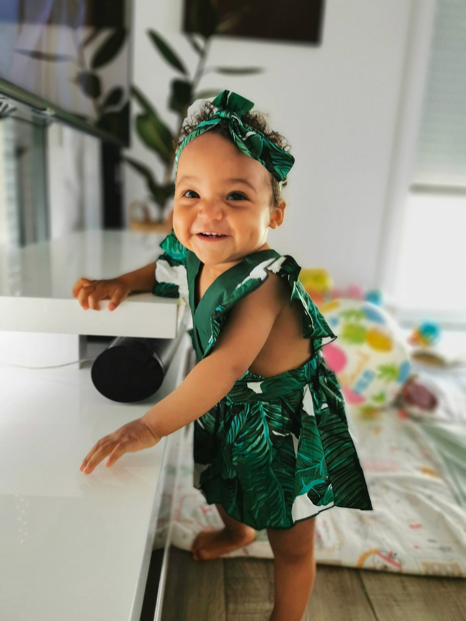 Elyna participe au concours pour gagner de l'argent avec cette photo : baby_toddler_clothing, child, day_dress, event, fashion_accessory, fashion_design, formal_wear, fun, green, hairstyle, happy, hat, headband, headpiece, joy, pattern, person, skin, sleeve, smile