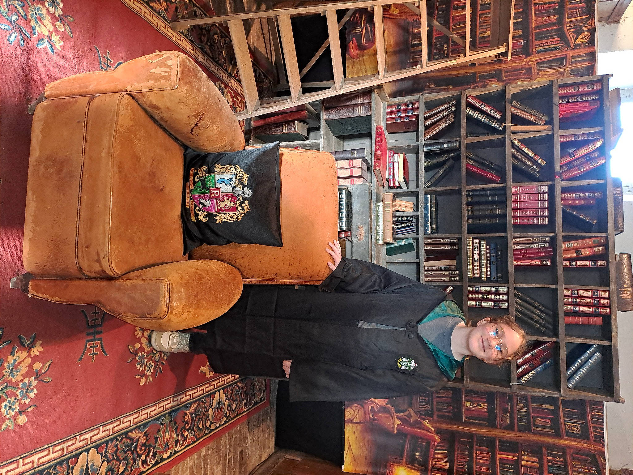 Héloïse a rejoint le concours — aidez-le/la à gagner de superbes lots ! art, fashion_accessory, fashion_design, flesh, flooring, fun, hat, human_leg, joy, leisure, person, room, shelving, sitting, sportswear, suit, t_shirt, thigh, visual_arts, waist