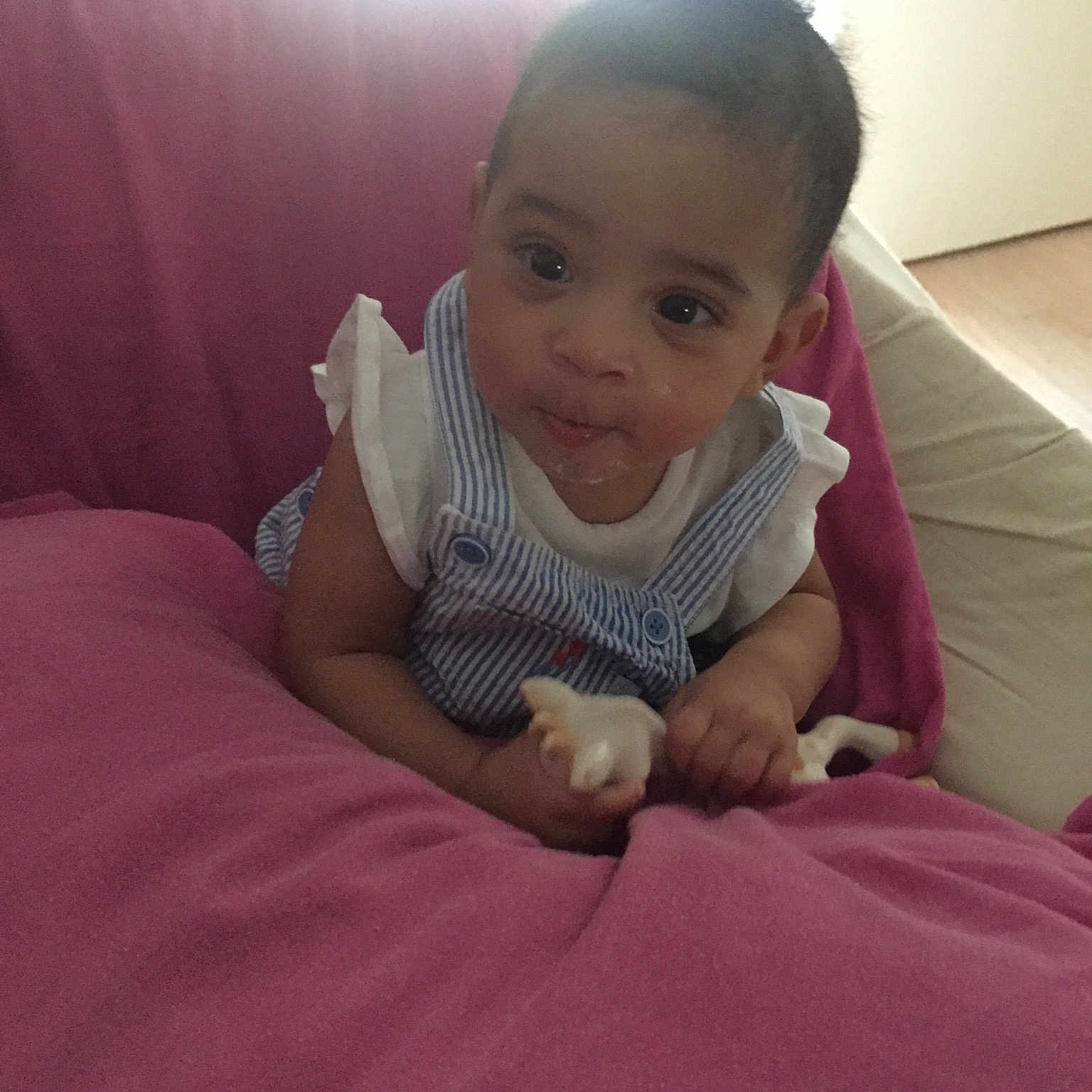 Mia a rejoint le concours — aidez-le/la à gagner de superbes lots ! arm, cheek, child, day, eye, finger, girl, hand, head, infant, leg, mouth, nose, organ, person, pink, product, sitting, skin, textile