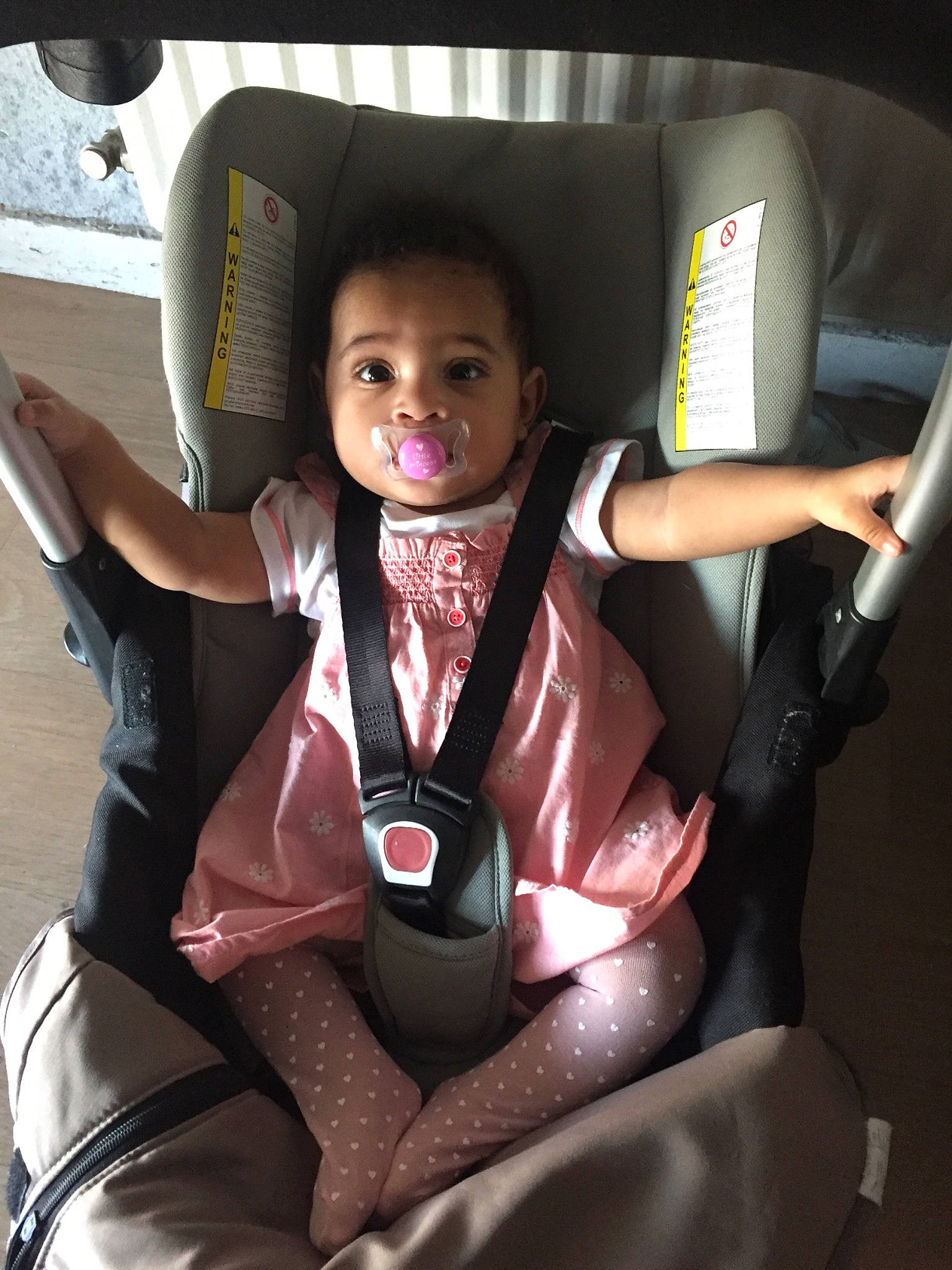 Nina a rejoint le concours — aidez-le/la à gagner de superbes lots ! car, car_seat, child, girl, person, product