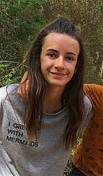 Aodrenn participe au concours pour gagner de l'argent avec cette photo : black_hair, brown_hair, chin, grass, hair, hairstyle, happy, joy, layered_hair, long_hair, person, photography, portrait, smile