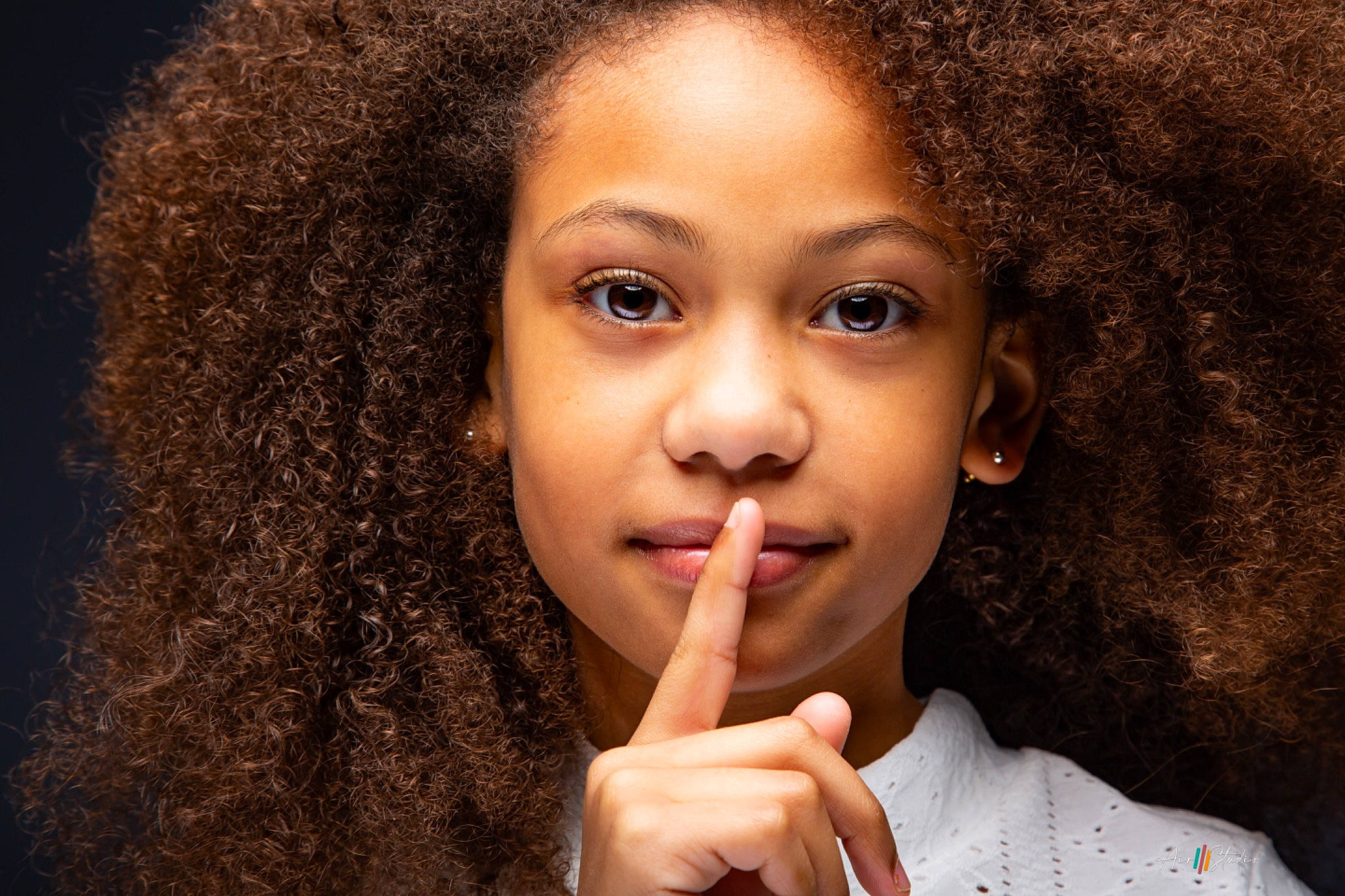 Inaya a rejoint le concours — aidez-le/la à gagner de superbes lots ! afro, black_hair, cheek, chin, eyebrow, eyelash, flash_photography, forehead, gesture, happy, human, jheri_curl, lip, mouth, neck, nose, organ, person, ringlet, skin
