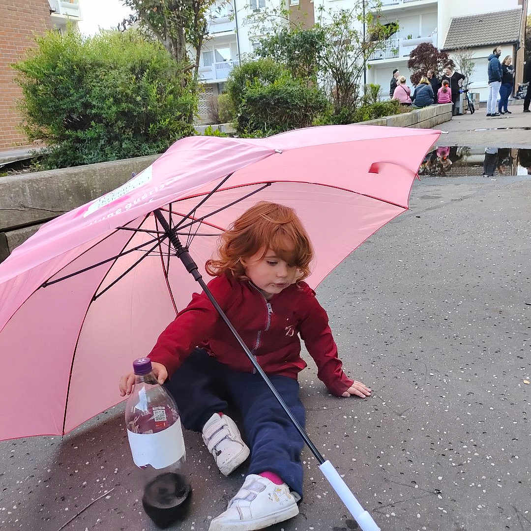 Lily-Rose participe au concours pour gagner de l'argent avec cette photo : architecture, building, canopy, child, city, clothing, face, female, footwear, girl, head, outdoors, person, photography, portrait, road, shelter, shoe, street, urban