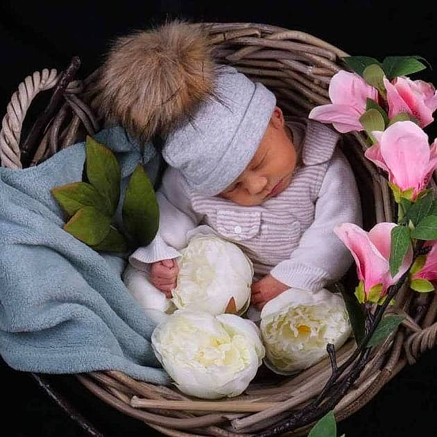 Angèle a rejoint le concours — aidez-le/la à gagner de superbes lots ! baby, baby_sleeping, baby_toddler_clothing, beanie, bedtime, blanket, bonnet, comfort, cut_flowers, egg, fur, headwear, human, knit_cap, linens, love, nap, person, petal, sleep