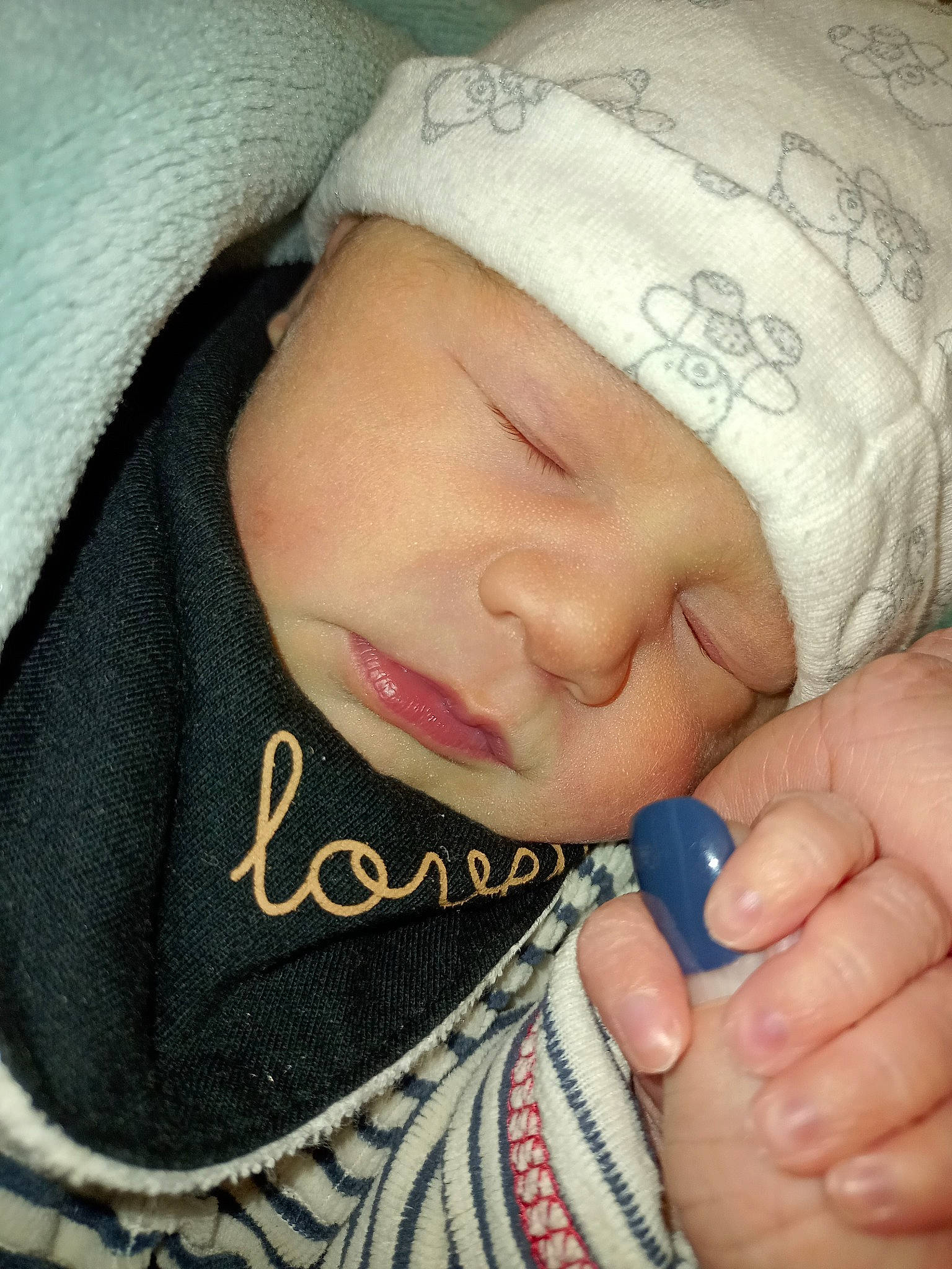 Angèle a rejoint le concours — aidez-le/la à gagner de superbes lots ! baby, baby_sleeping, baby_toddler_clothing, bedtime, cheek, child, comfort, finger, headwear, human, linens, lip, nail, nap, nose, organ, person, skin, sleep, textile