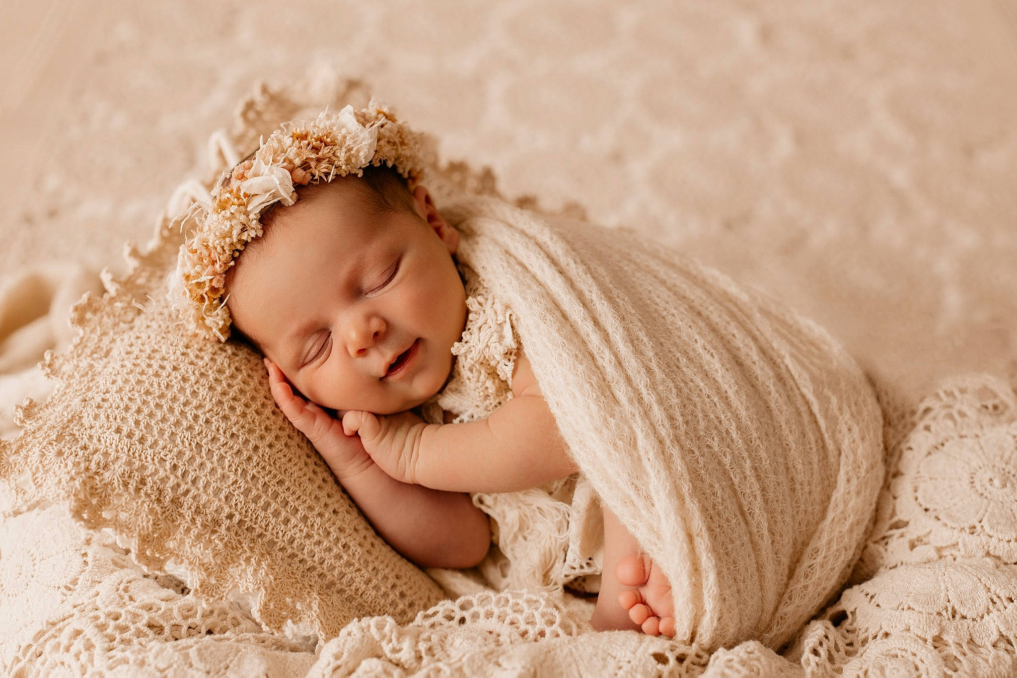 Alice participe au concours pour gagner de l'argent avec cette photo : baby, baby_toddler_clothing, clothing, comfort, embellishment, finger, flash_photography, hand, happy, headgear, headpiece, headwear, iris, knit_cap, linens, outerwear, person, skin, sleeve, toddler