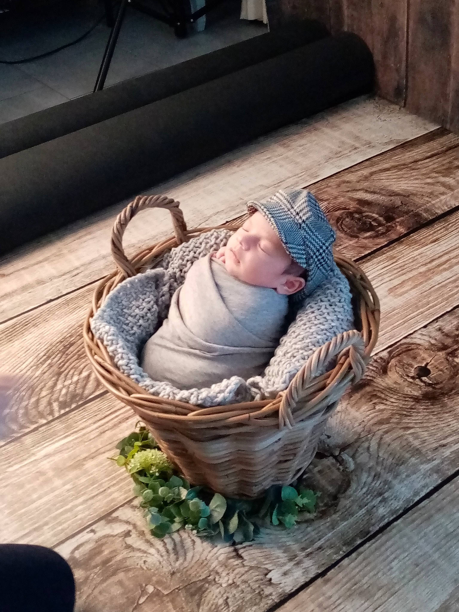 Maxime participe au concours pour gagner de l'argent avec cette photo : baby, baby_carriage, baby_products, baby_safety, basket, child, comfort, flooring, grass, hardwood, headwear, infant_bed, leisure, people_in_nature, person, recreation, sitting, toddler, wicker, wood