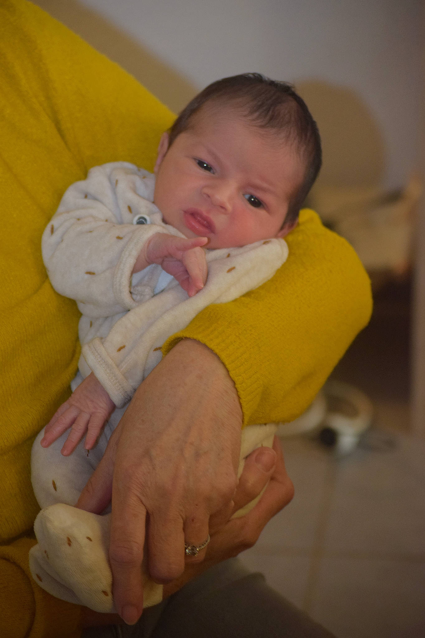 Maxime a rejoint le concours — aidez-le/la à gagner de superbes lots ! abdomen, baby, baby_toddler_clothing, cheek, child, comfort, elbow, finger, gesture, hand, head, iris, lap, lip, nose, person, sitting, skin, sleeve, stomach