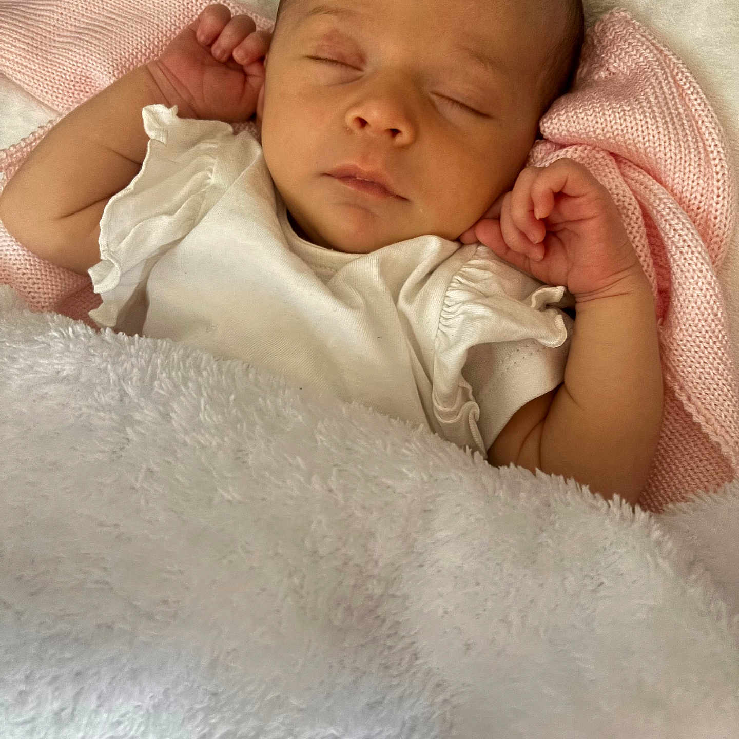 Liana a rejoint le concours — aidez-le/la à gagner de superbes lots ! baby, bed, blanket, child, clothing, cozy, cute, face, hands, infant, knit, newborn, peaceful, pink, portrait, resting, sleeping, soft, toddler, white