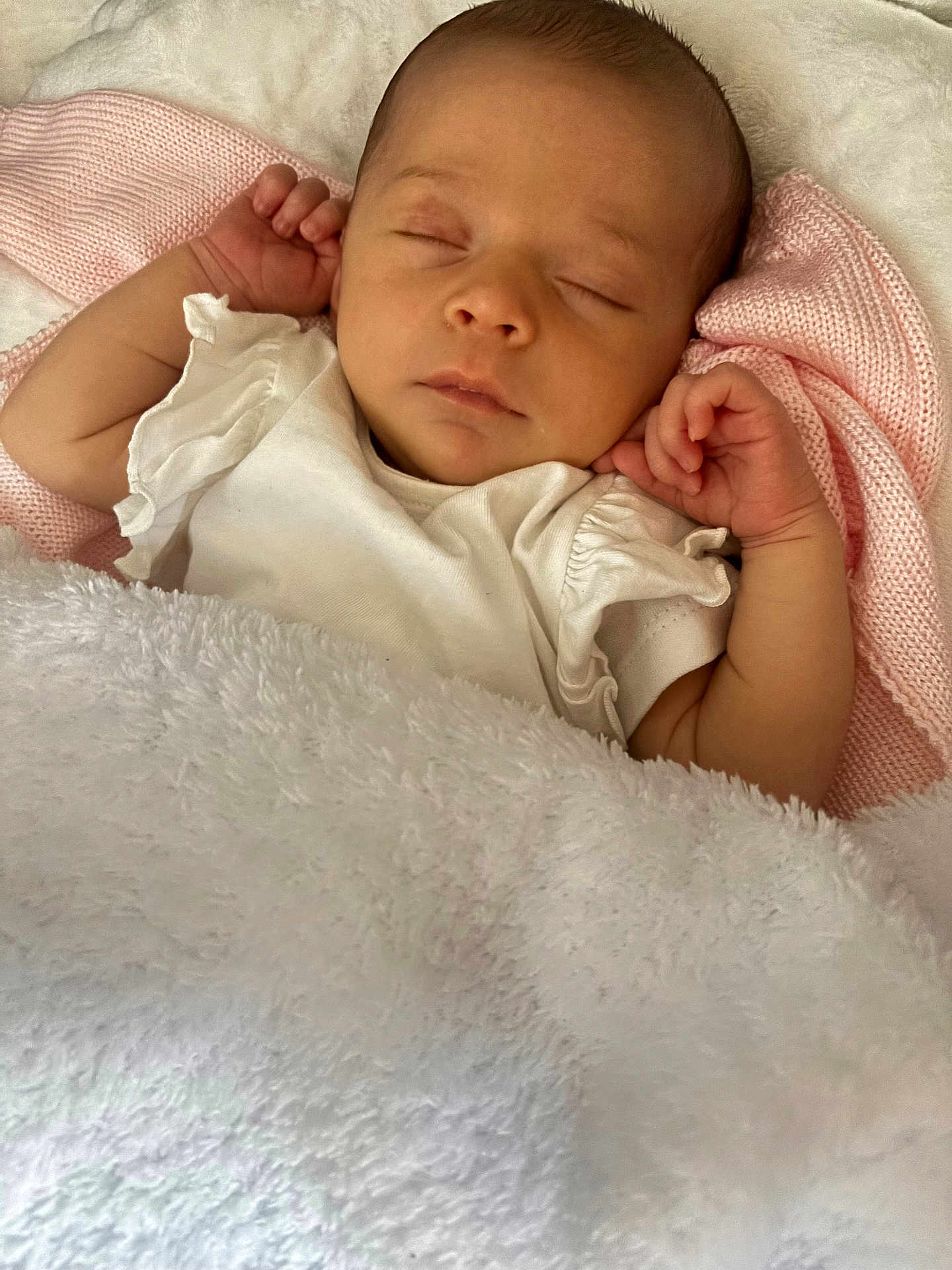 Liana a rejoint le concours — aidez-le/la à gagner de superbes lots ! baby, sleeping, blanket, soft, pink, white, infant, cute, peaceful, newborn, child, portrait, cozy, knit, resting, hands, face, clothing, toddler, bed
