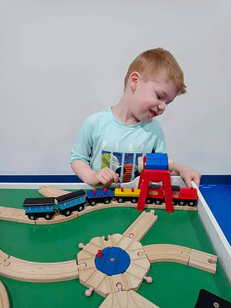 Vincent is registered to the contest to win money with this photo: art, child, educational_toy, electric_blue, engineering, fun, games, indoor_games_and_sports, learning, leisure, machine, person, play, recreation, room, science, sharing, t_shirt, toddler, toy