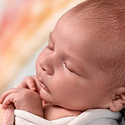 Lyam participe au concours pour gagner de l'argent avec cette photo : baby, newborn, sleeping, close_up, face, skin, hands, blanket, soft, peaceful, infant, portrait, cute, child, human, resting, tender, fingers, head, ear