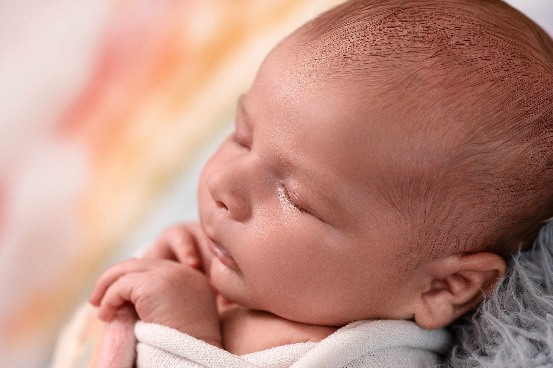 Lyam participe au concours pour gagner de l'argent avec cette photo : baby, newborn, sleeping, close_up, face, skin, hands, blanket, soft, peaceful, infant, portrait, cute, child, human, resting, tender, fingers, head, ear